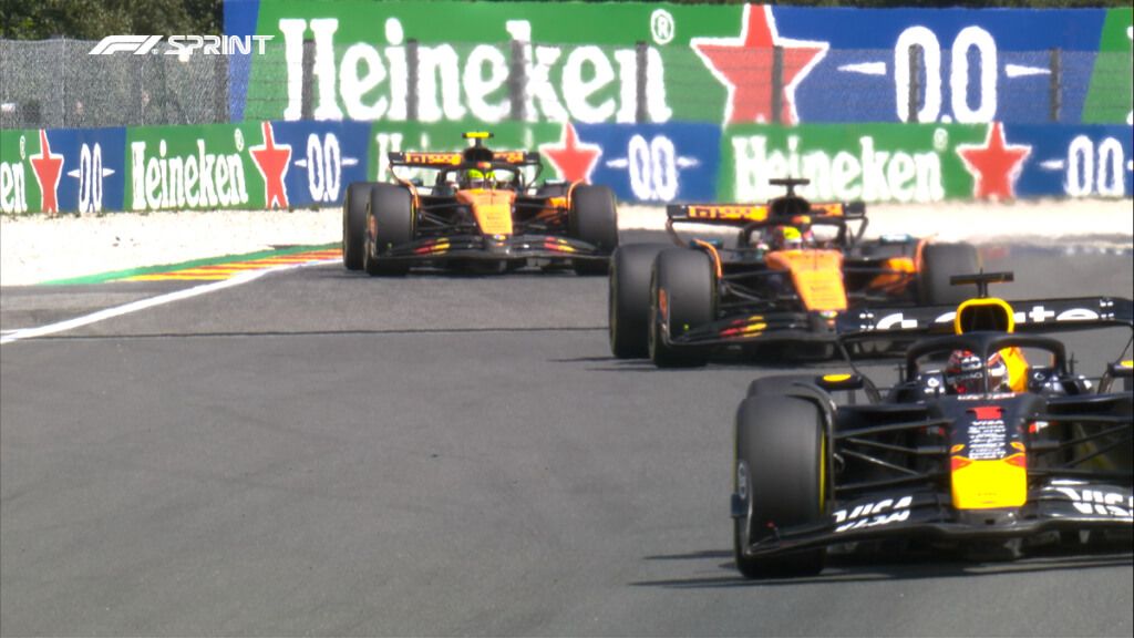 Max Verstappen, con los McLaren detrás.