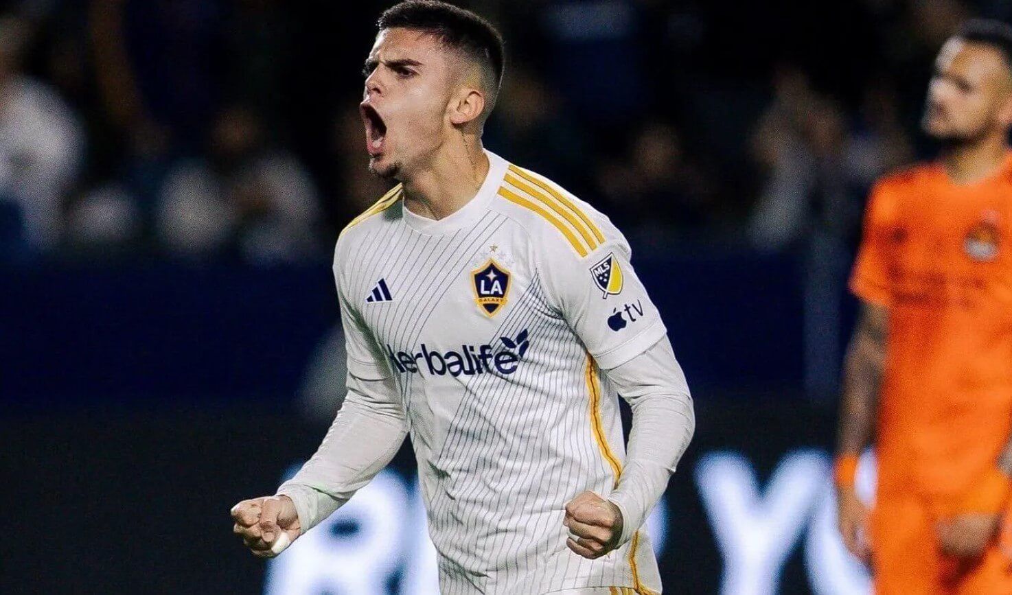  Gabriel Pec celebra un gol con Los Angeles Galaxy.