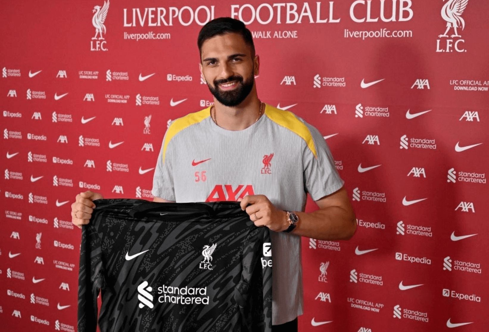 Giorgi Mamardashvili presentado por el Liverpool