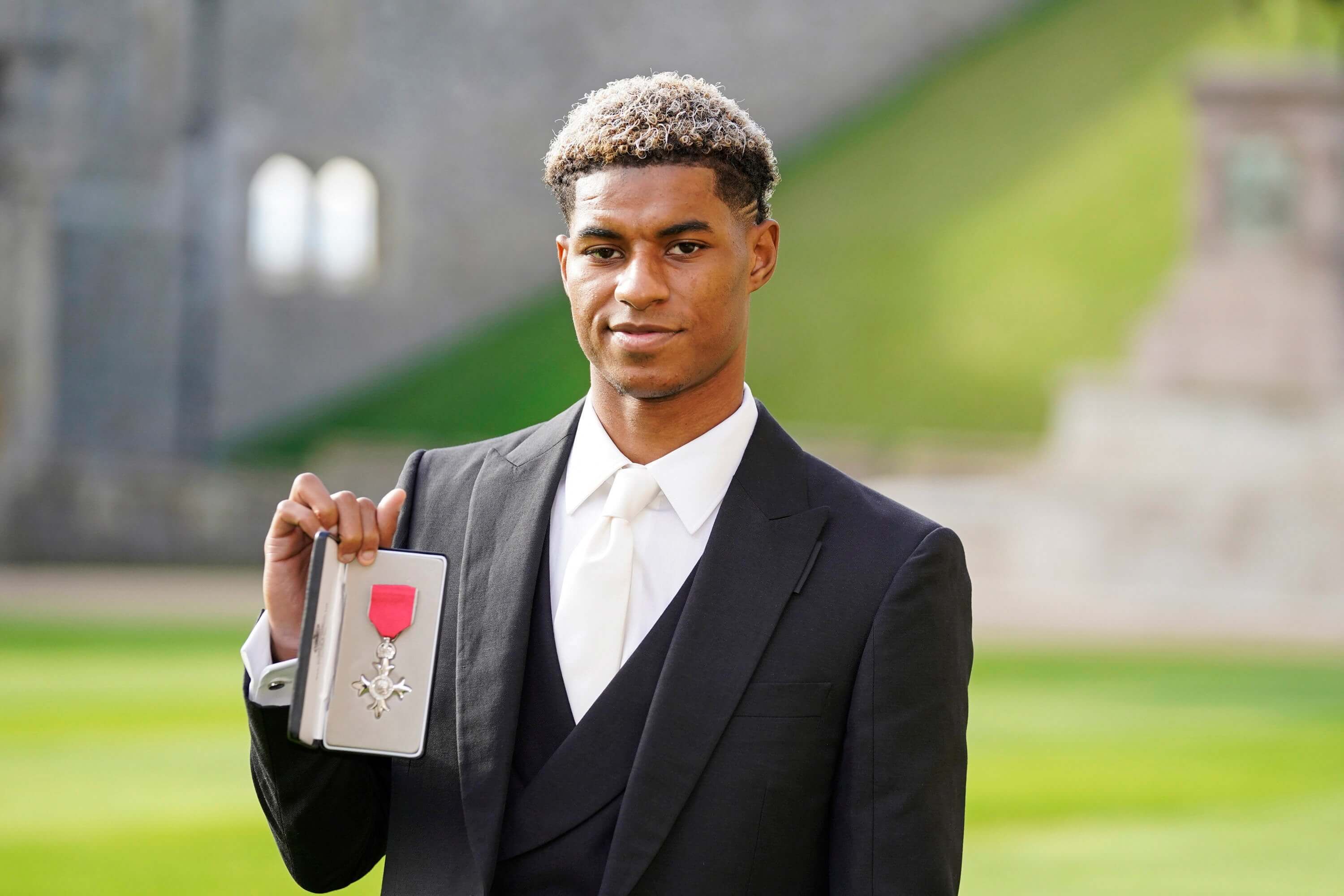 Rashford con la medalla al mérito británico (Redes Sociales)