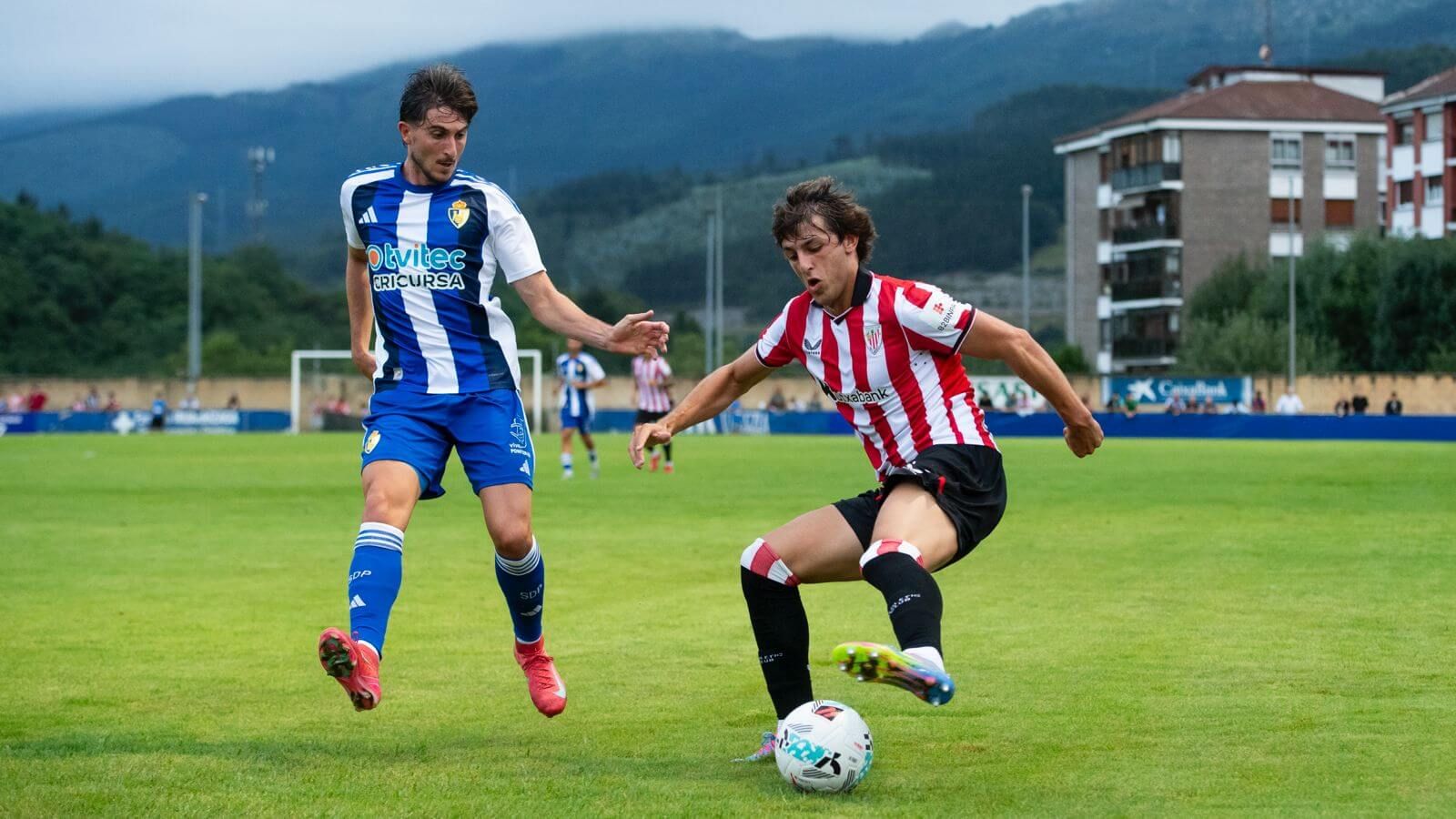  Unai Gómez, de lateral izquierdo en Urritxe en pretemporada contra la Ponferradina.
