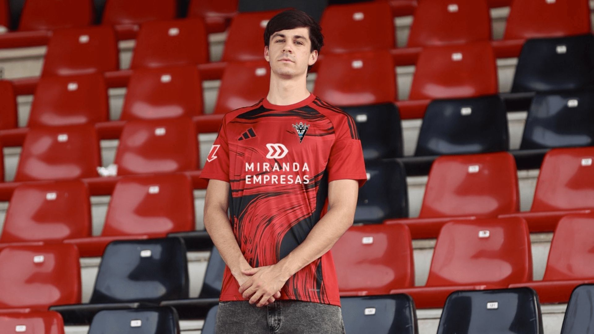  Gonzalo Petit posas como jugador del Mirandés.