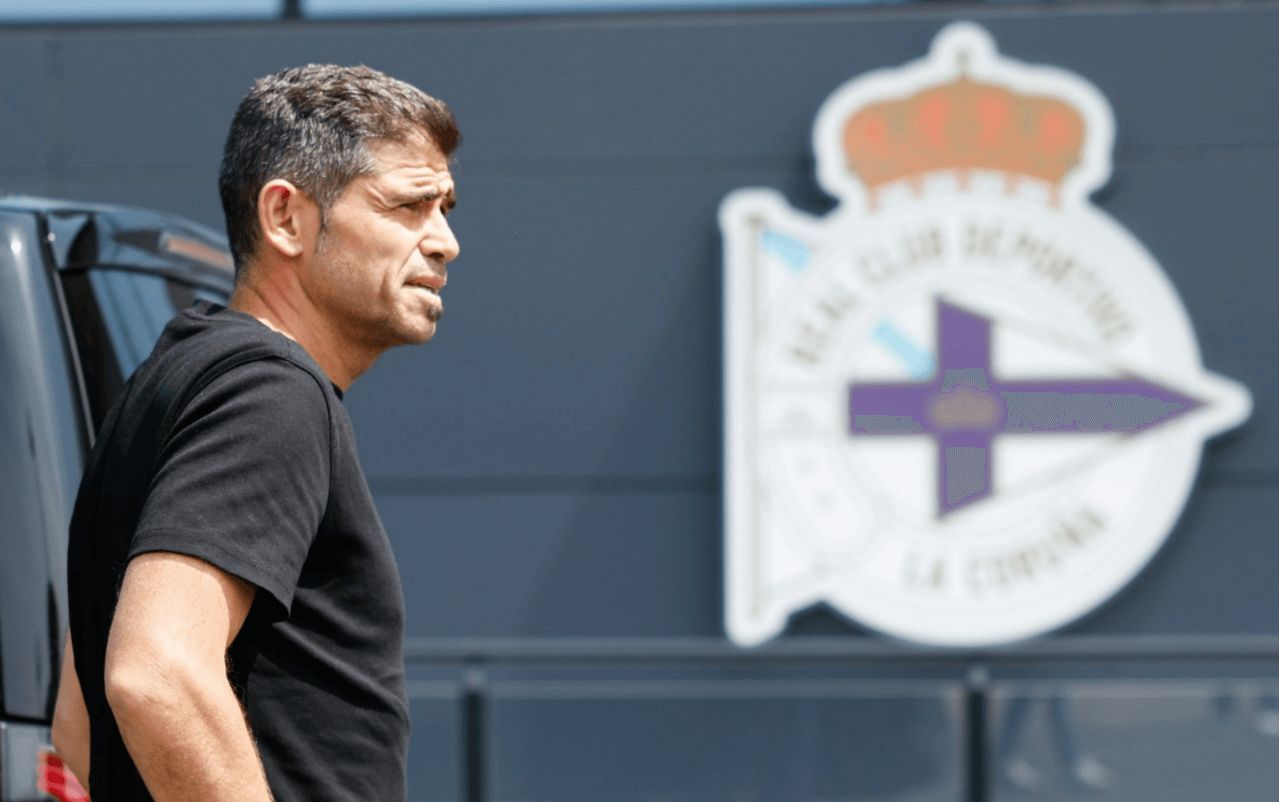 Antonio Hidalgo posa como blanquiazul. (Foto: RCD)