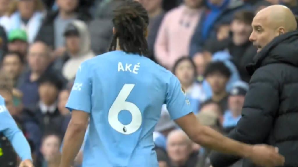 Aké, hablando con Guardiola abandonando el terreno de juego