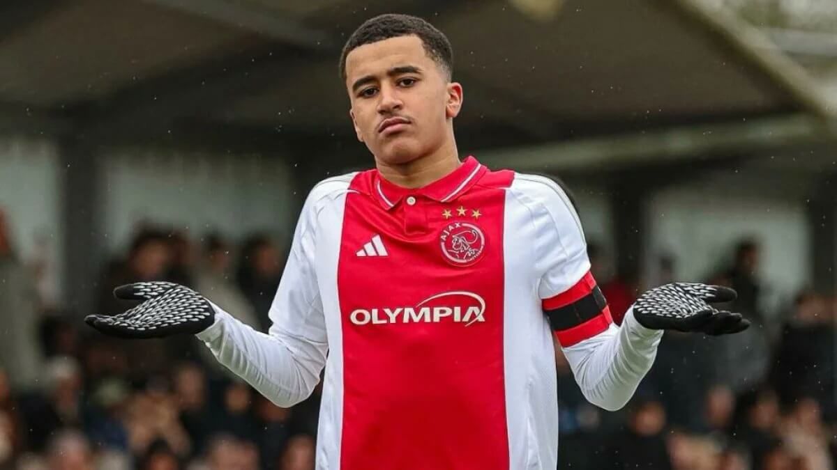 Ouazane celebrando un gol con el Ajax (Redes Sociales)