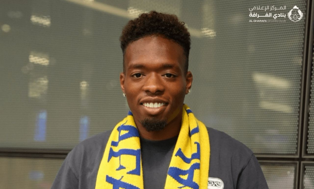 Álvaro Djaló posa con la camiseta del Al-Gharafa. (Foto: @ALGHARAFACLUB)