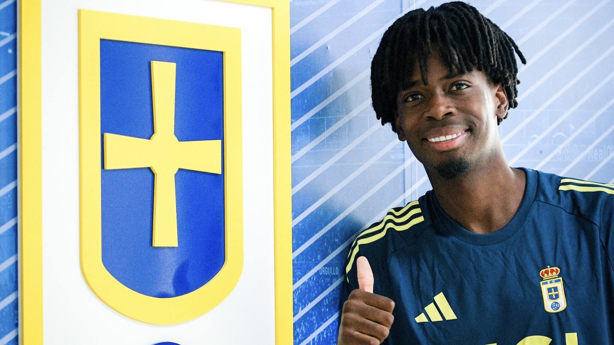  Ovie Ejaria posa con el escudo del Real Oviedo.