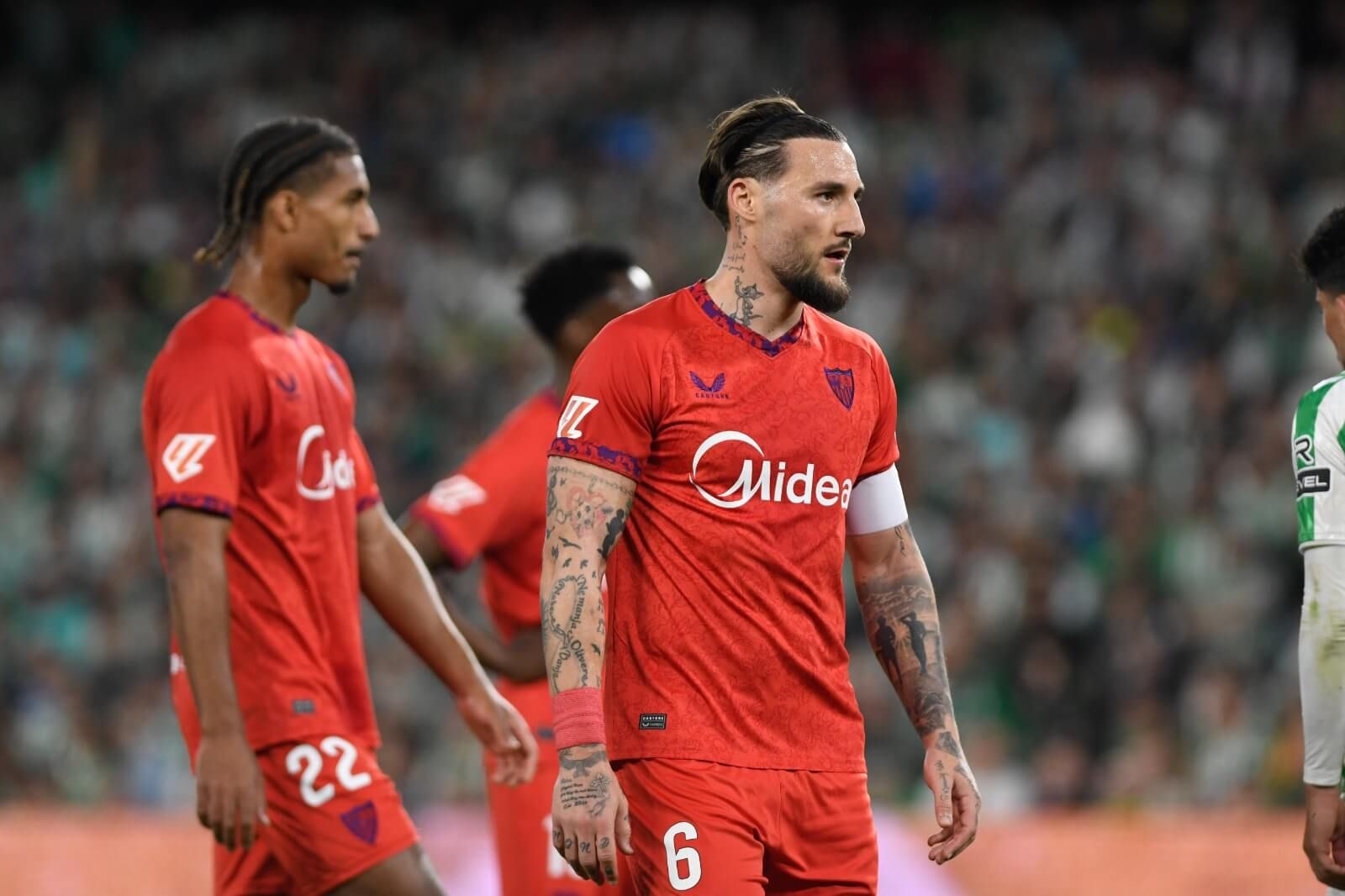 Nemanja Gudelj, junto a Loic Badé, lamentando una ocasión (Foto: KIko Hurtado).