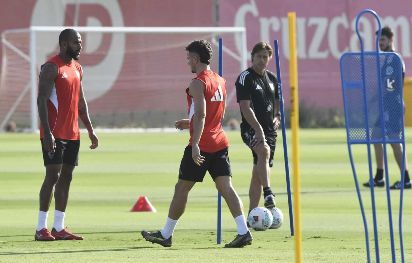  Matías Almeyda, observando a Adriá Pedrosa.