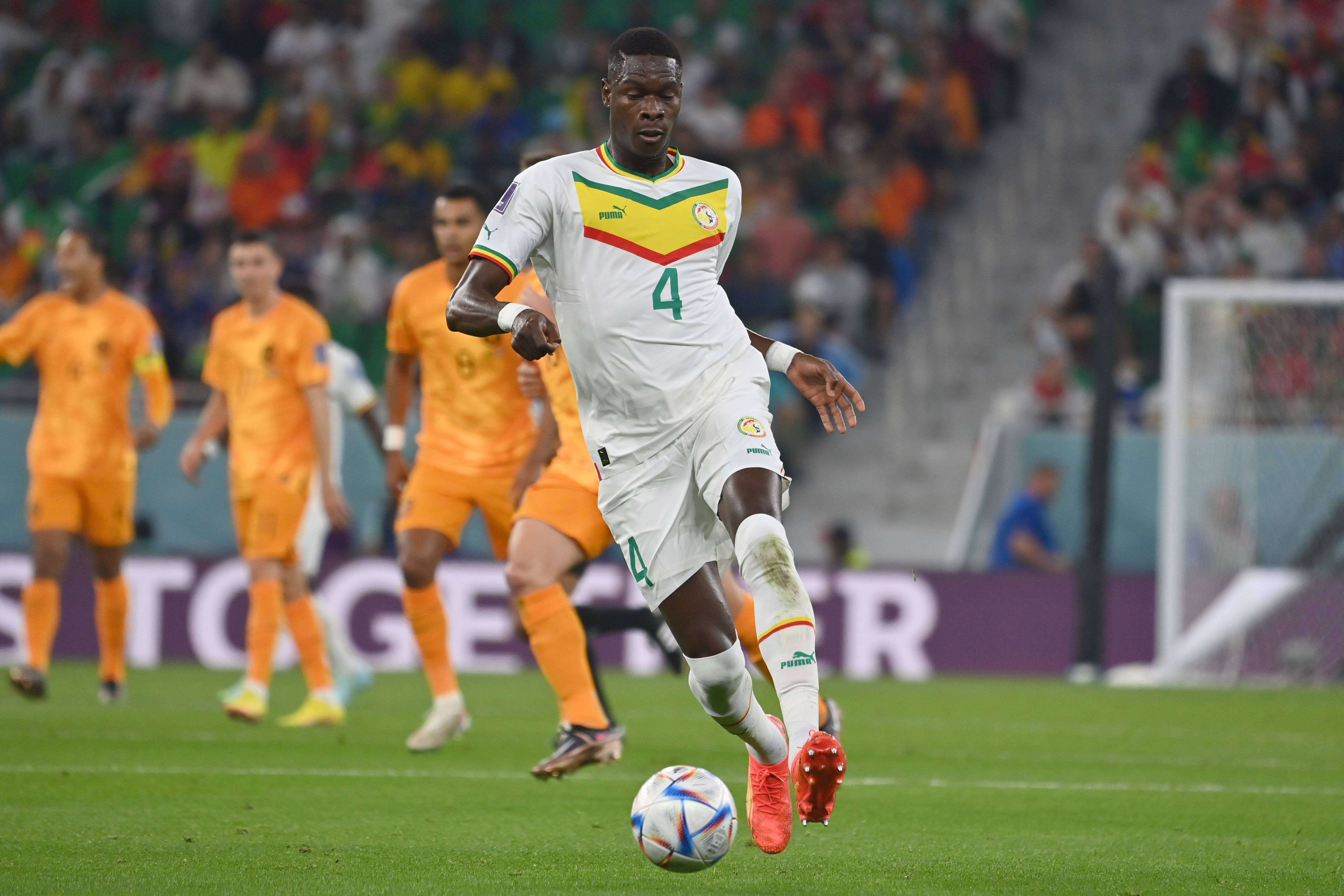 Pape Abou Cissé juega un partido con Senegal.