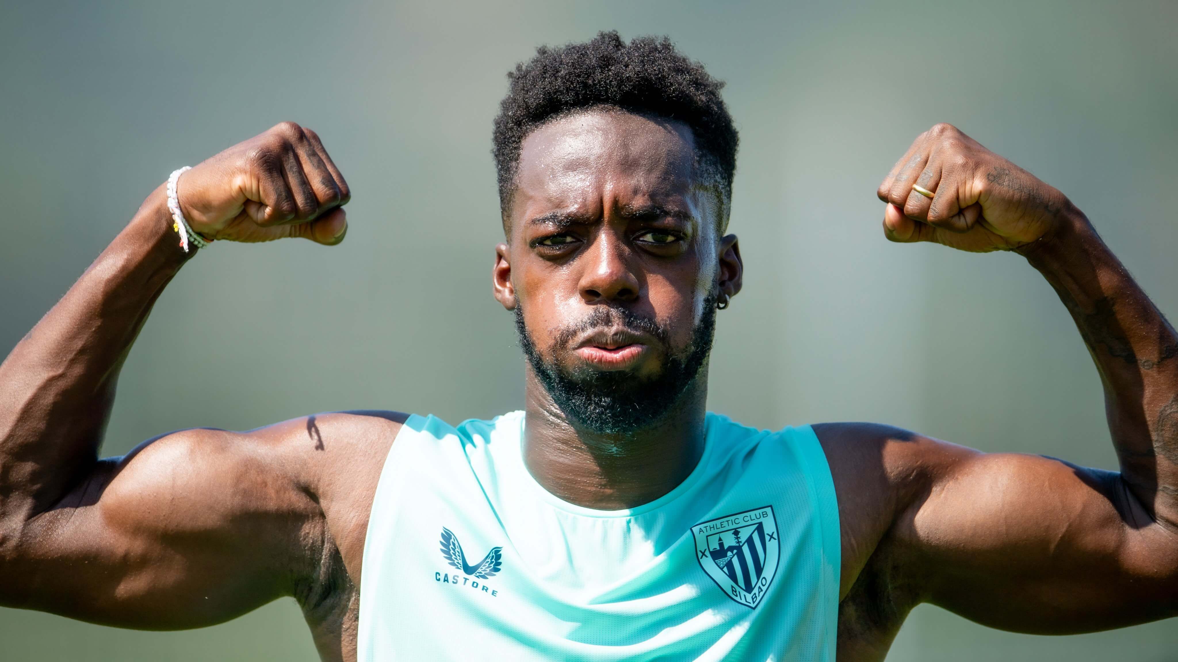  Iñaki Williams luce sus músculos en Lezama.