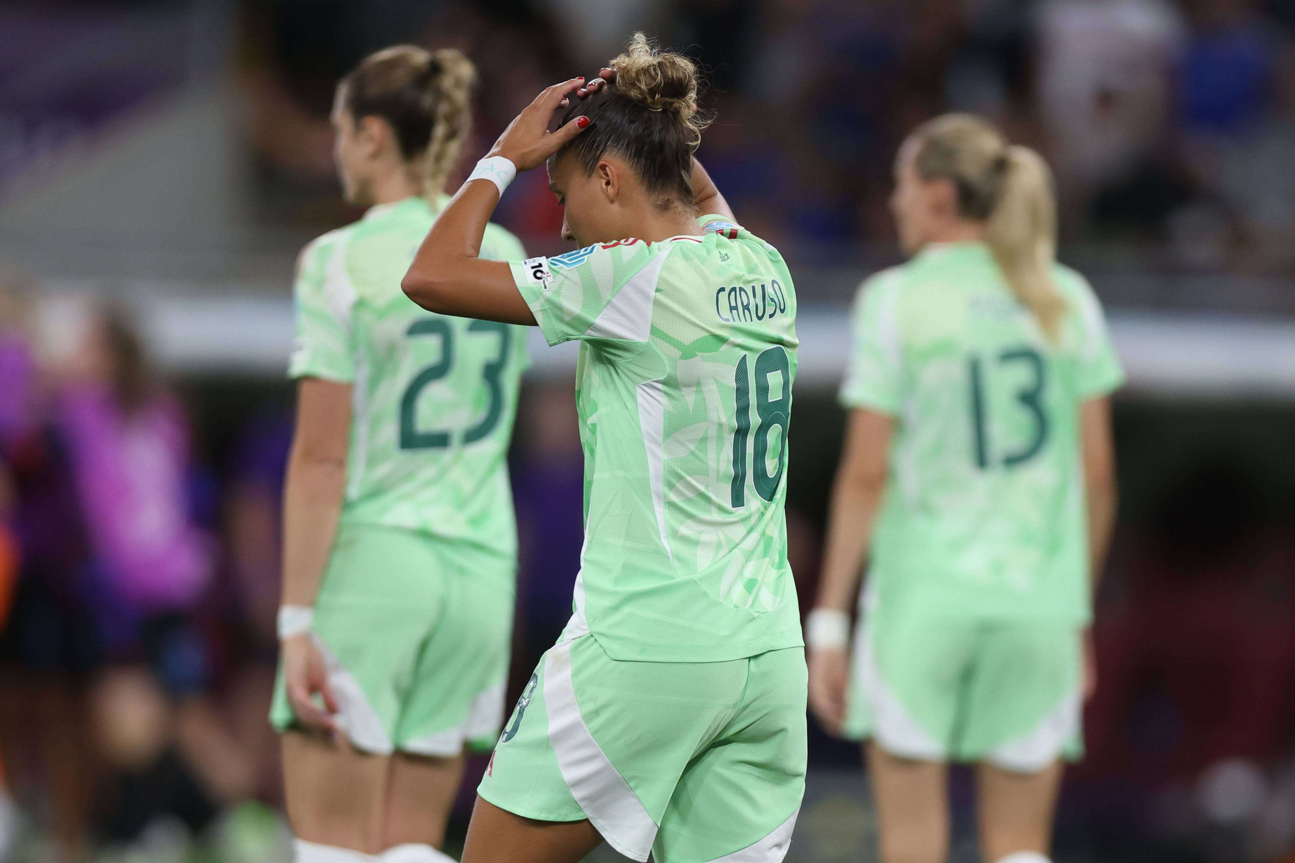 Arianna Caruso se lamenta tras un gol de Inglaterra a Italia en la Euro 2025.