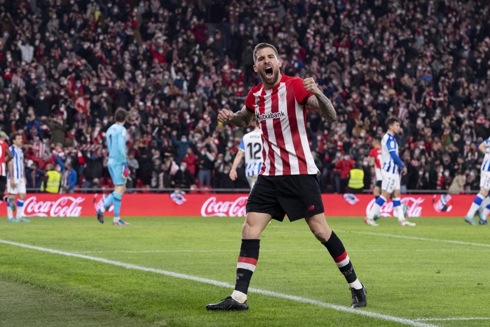  Iñigo Martínez en un derbi ante la Real Sociedad en San Mamés.