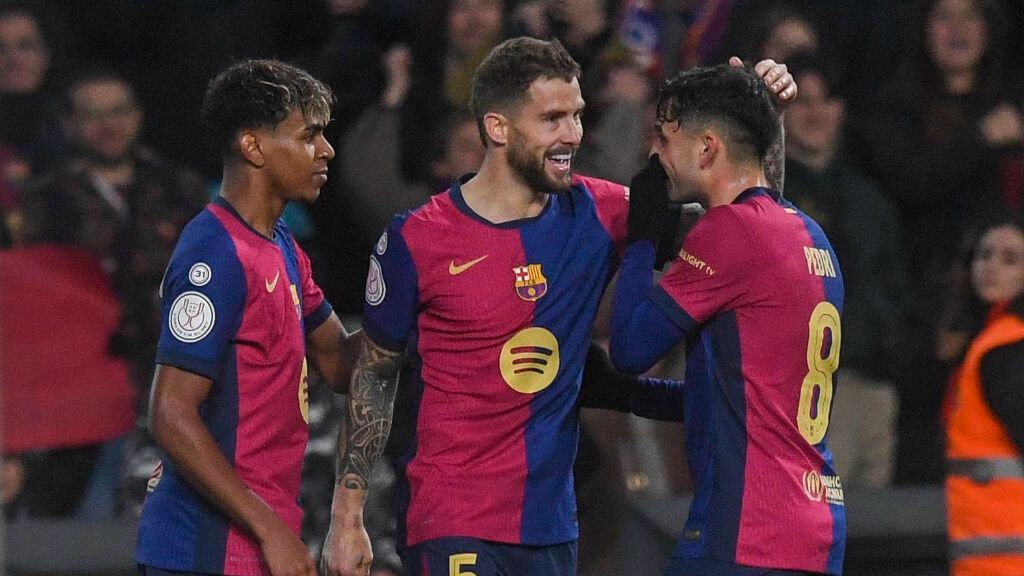  Iñigo Martínez con Lamine Yamal y Pedri (Fuente: Cordon Press)