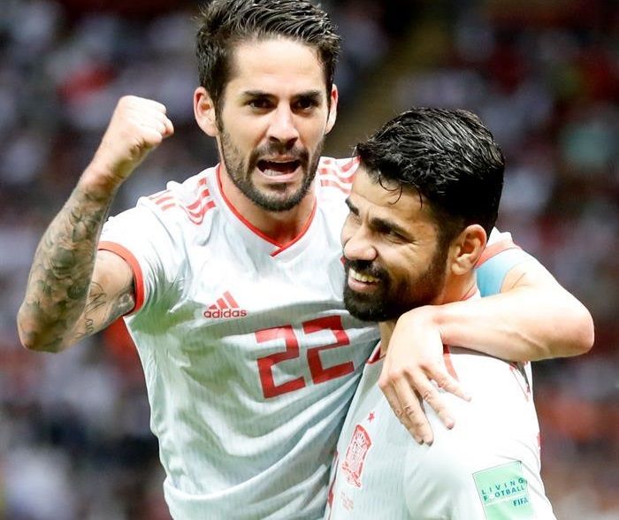  Isco y Diego Costa celebran un gol con España.