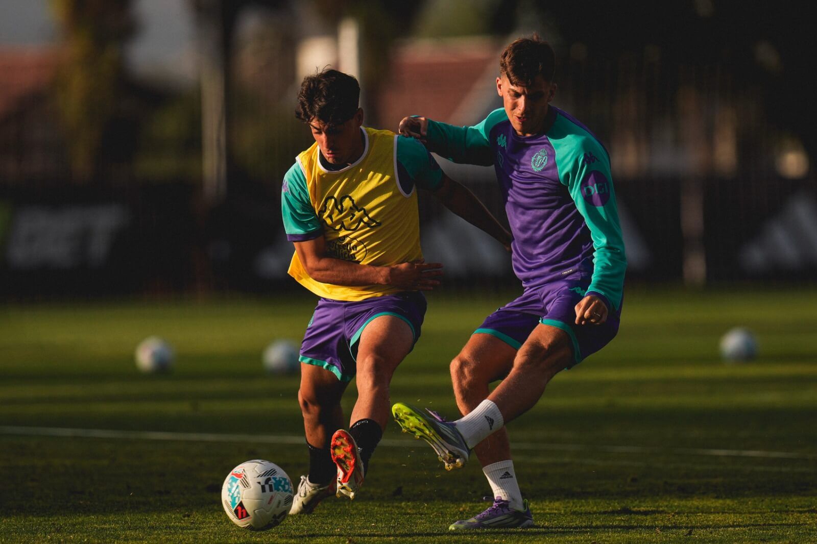 Iván Alejo, disputando un balón a Koke durante un entrenamiento.