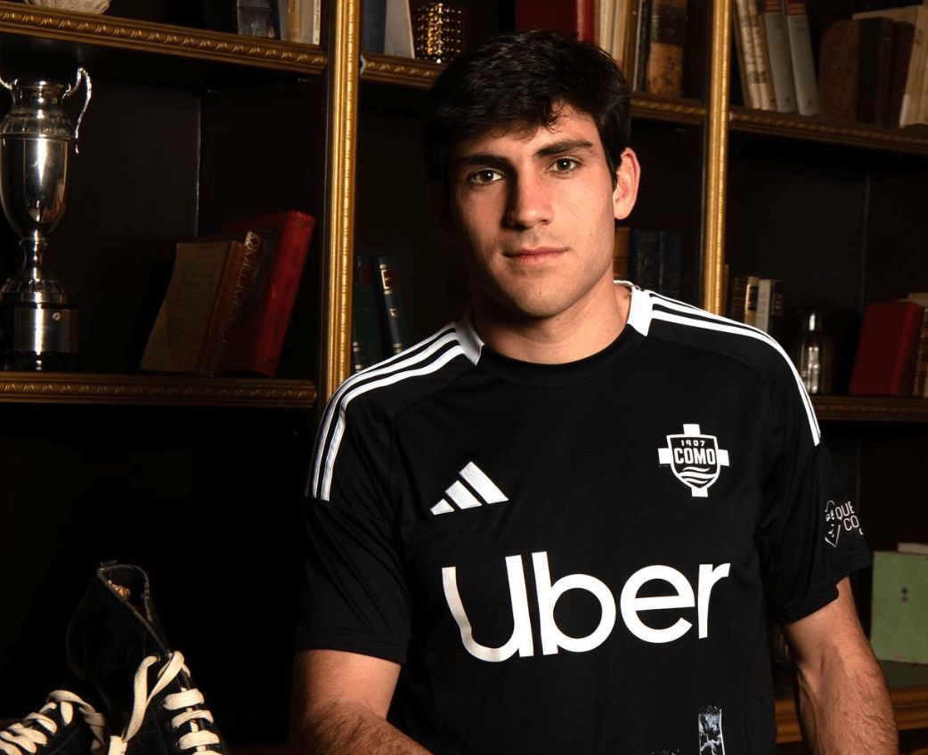 Iván Azón el día que firmó por el Como 1907