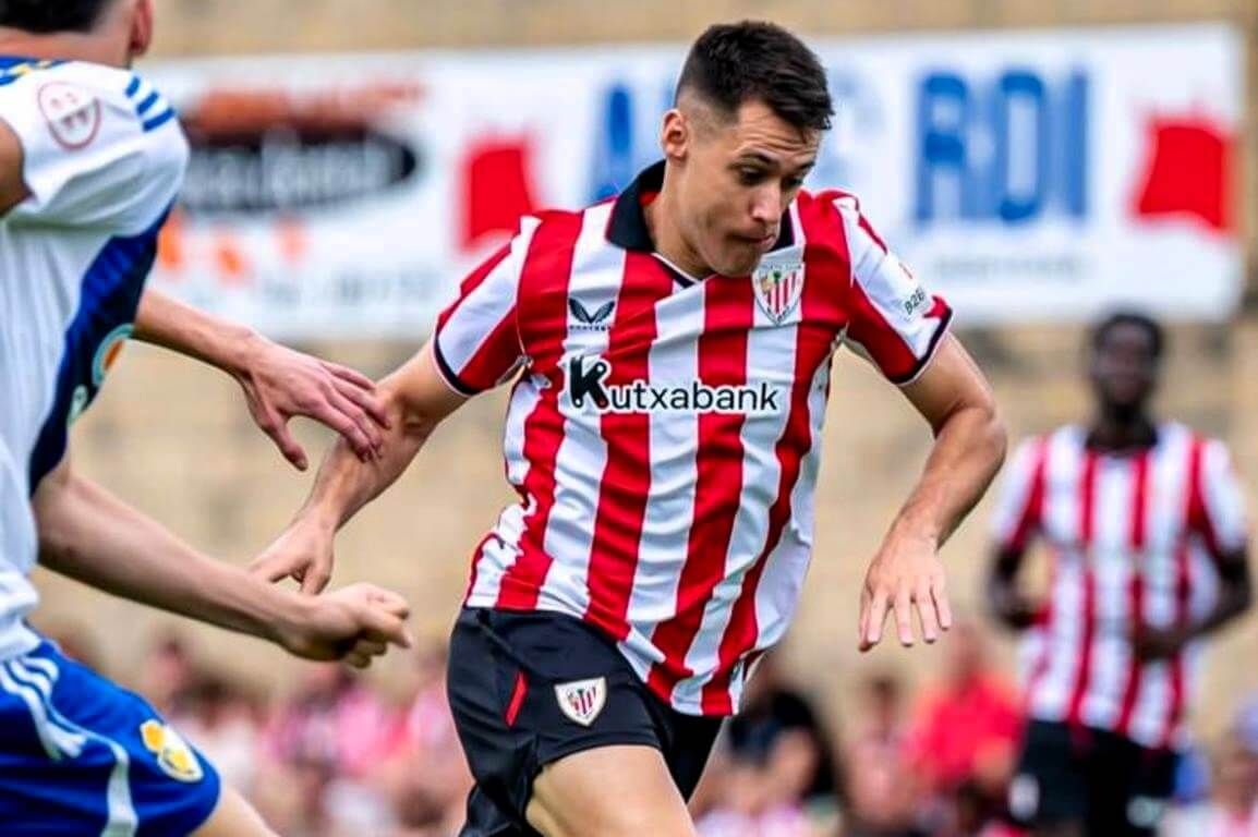  Urko Izeta, en acción ante la Ponferradina en Urritxe.