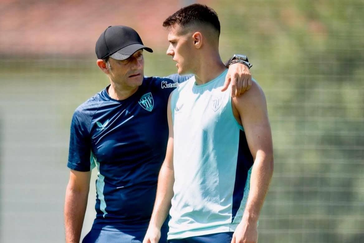Ernesto Valverde habla con Urko Izeta entrenando en Lezama (Foto: Athletic Club).