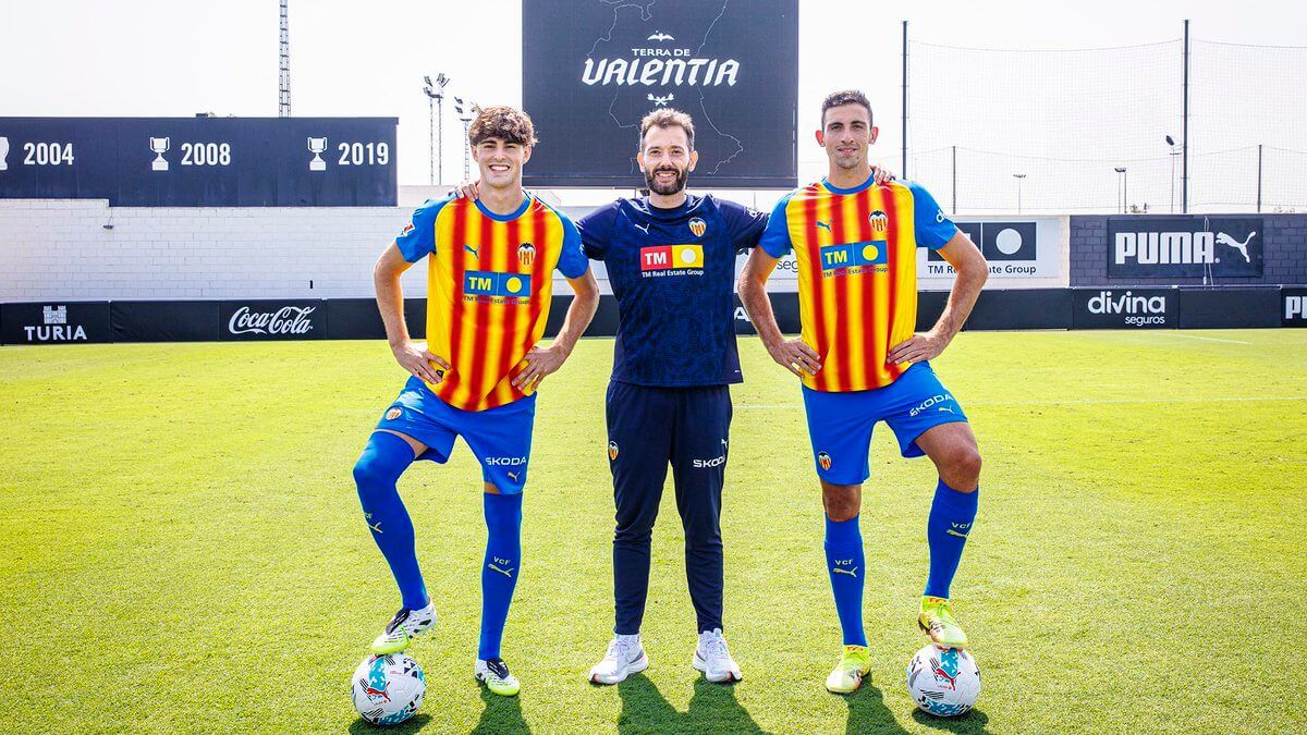  Javi Guerra y César Tárrega posan con Carlos Corberán tras renovar con el Valencia.