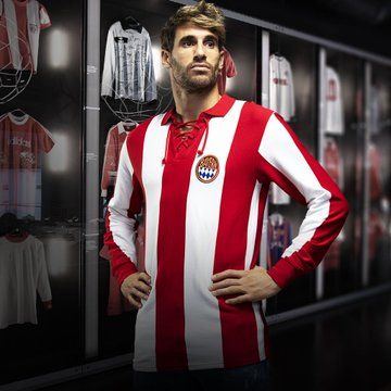  Javi Martínez posa con la camiseta retro del Bayern de Munich que data de 1928.