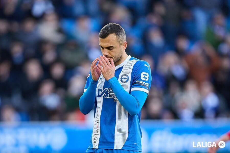  Joan Jordán, cabizbajo tras fallar el penalti ante Augusto Batalla.