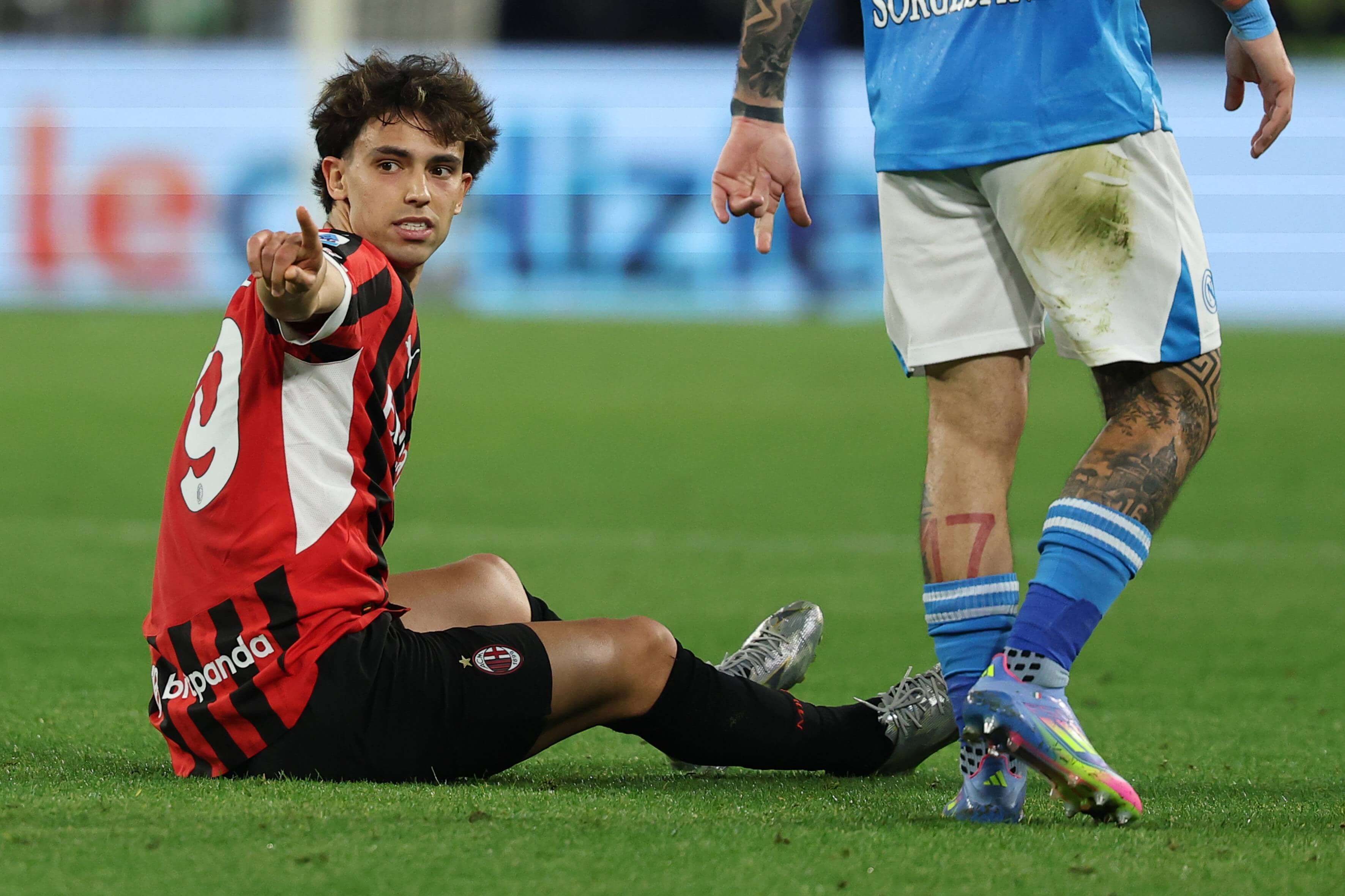 Joao Félix, en el suelo durante el Nápoles-Milan (Foto: Cordon Press).
