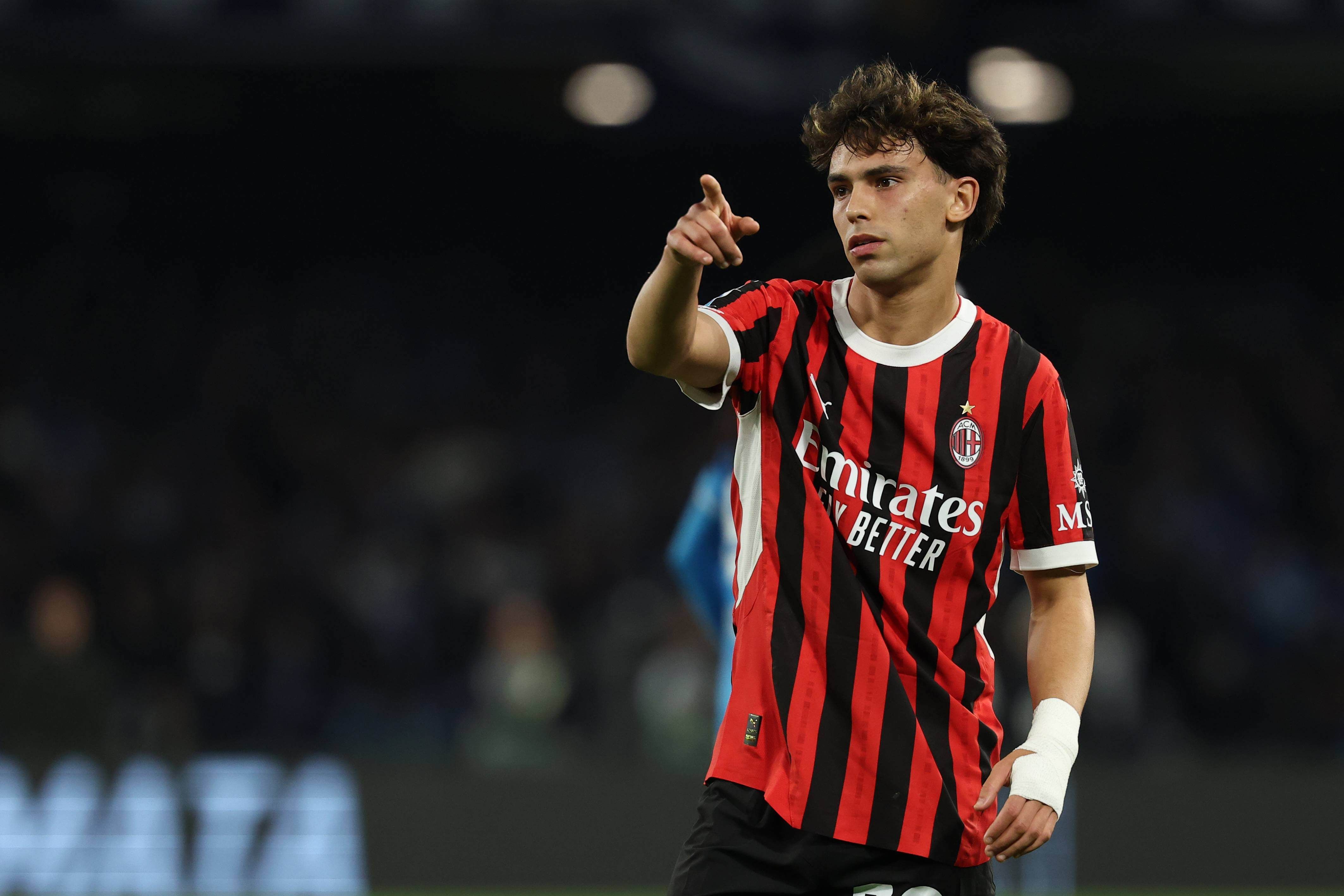 Joao Félix señala con el dedo durante el Nápoles-Milan.