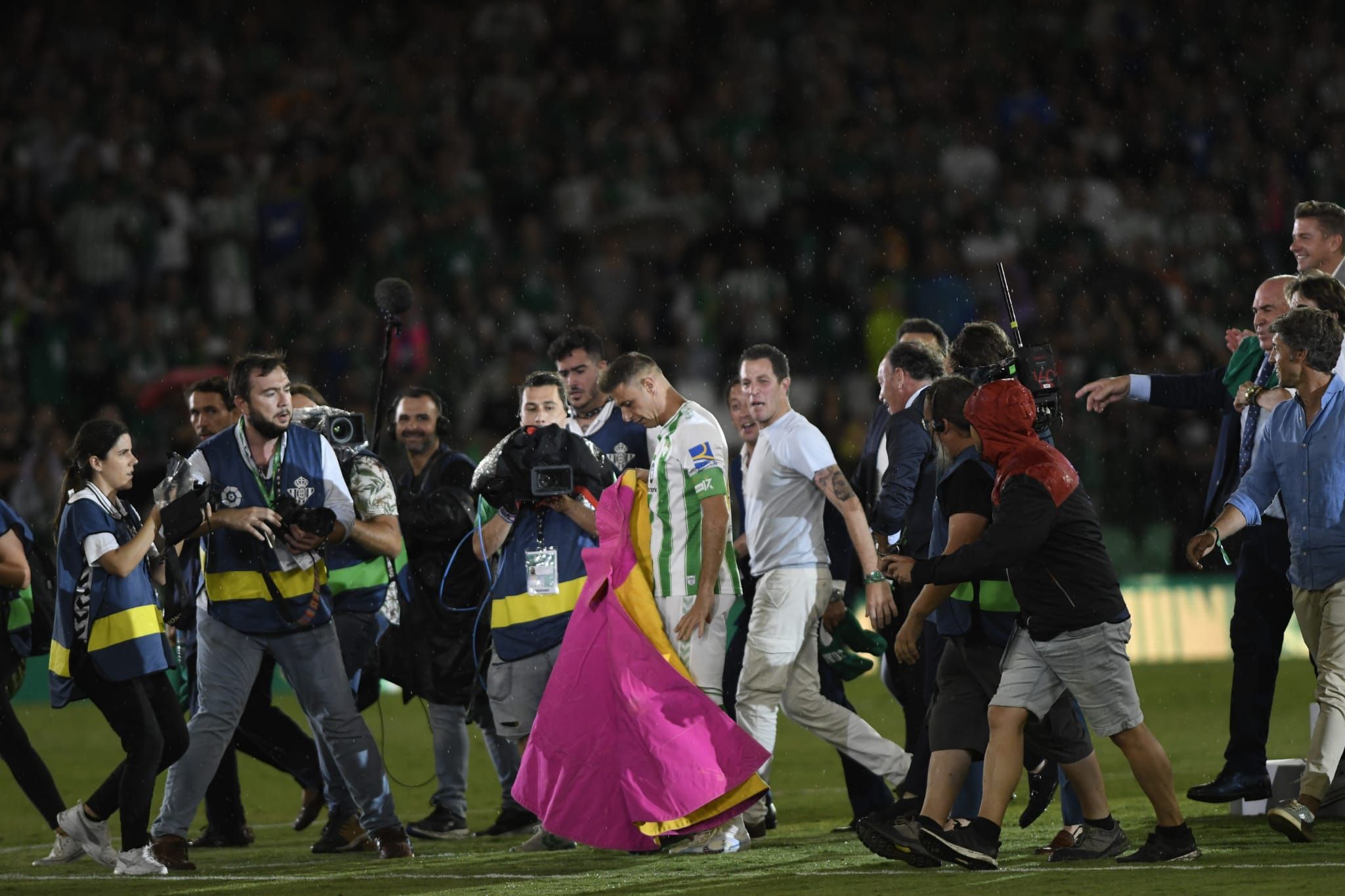  Joaquín toreando con el capote en el Villamarín