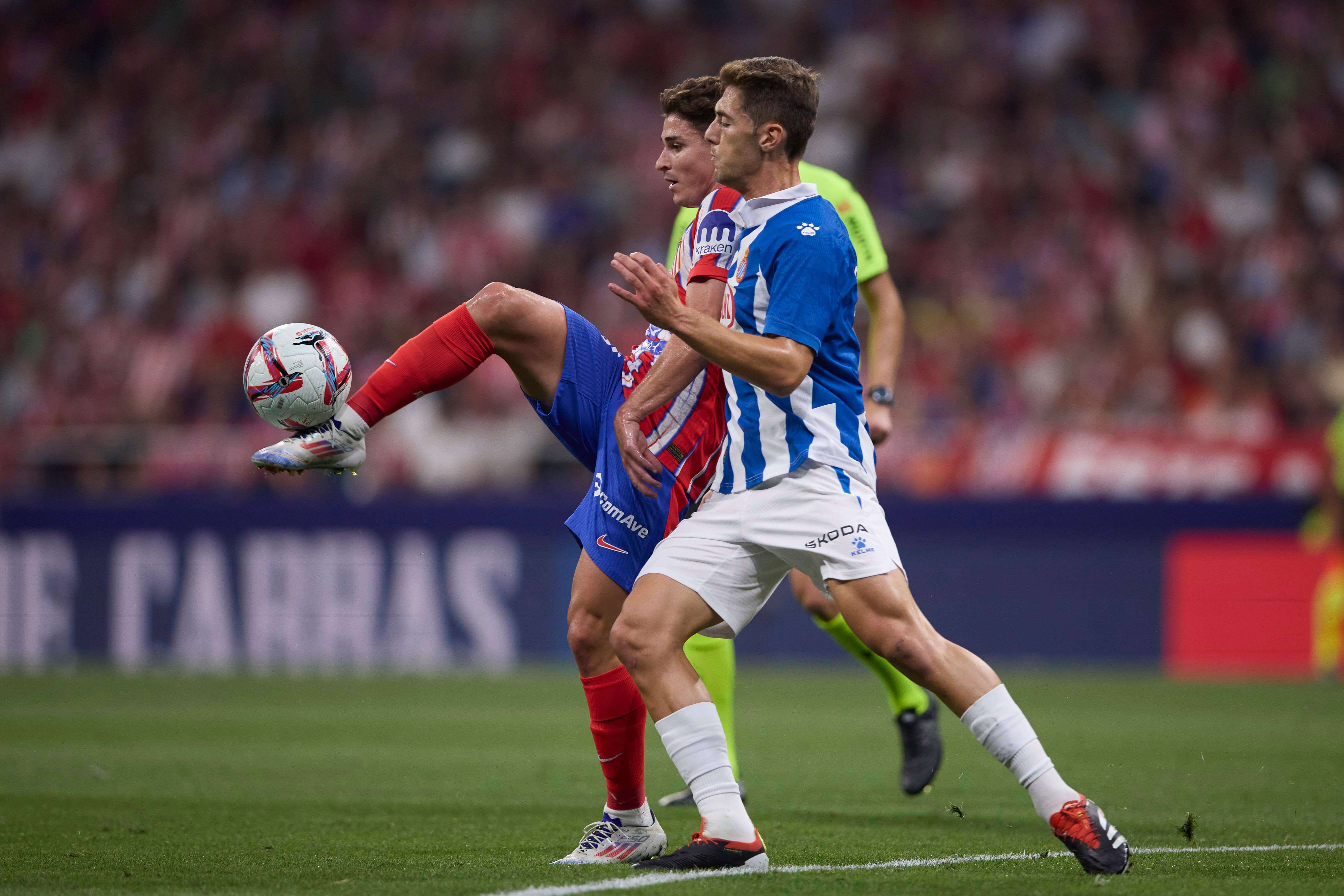  José Gragera pelea con Julián Álvarez en el Atlético-Espanyol.