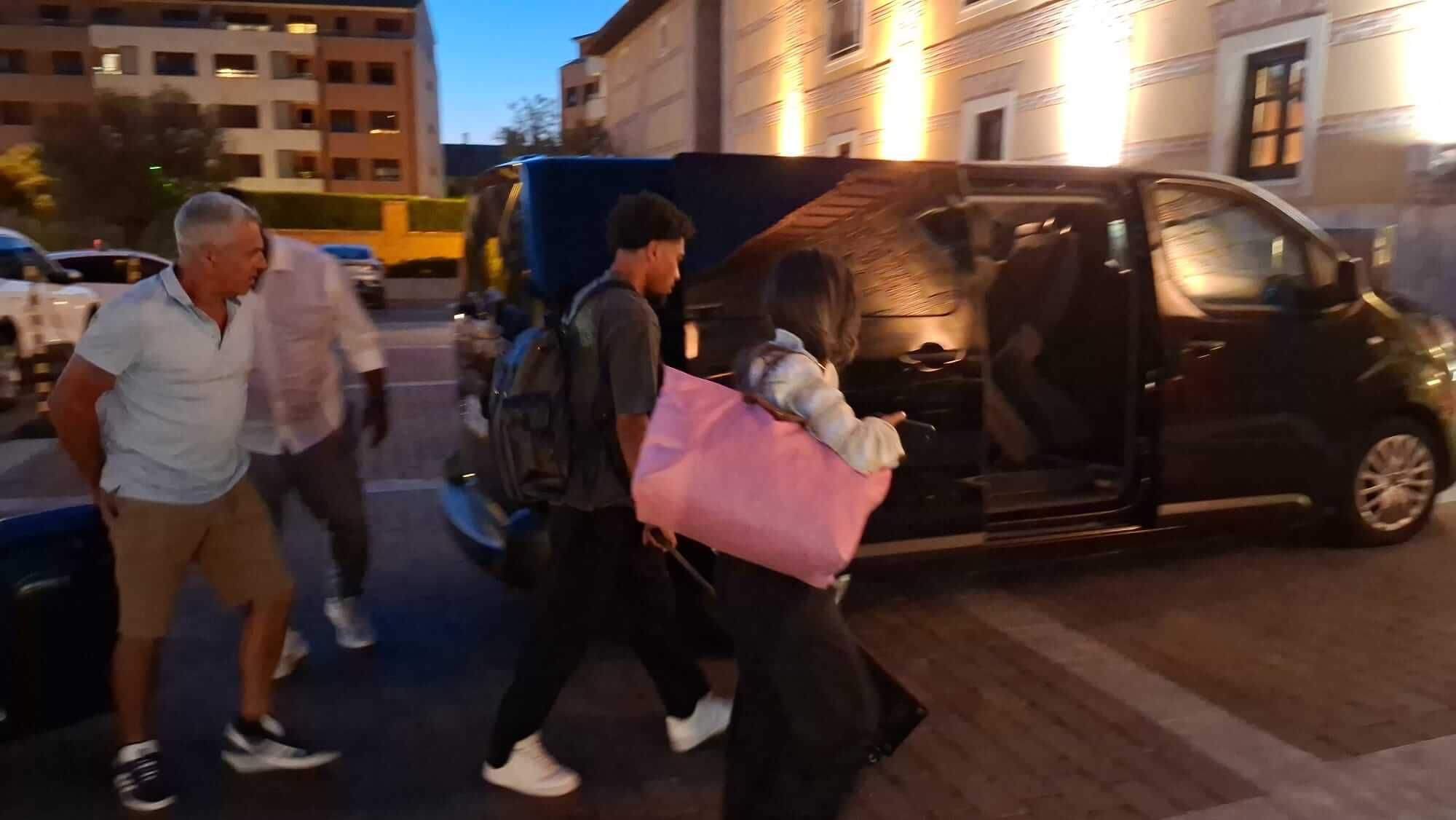 Julien Ponceau llegando a su hotel en Valladolid.