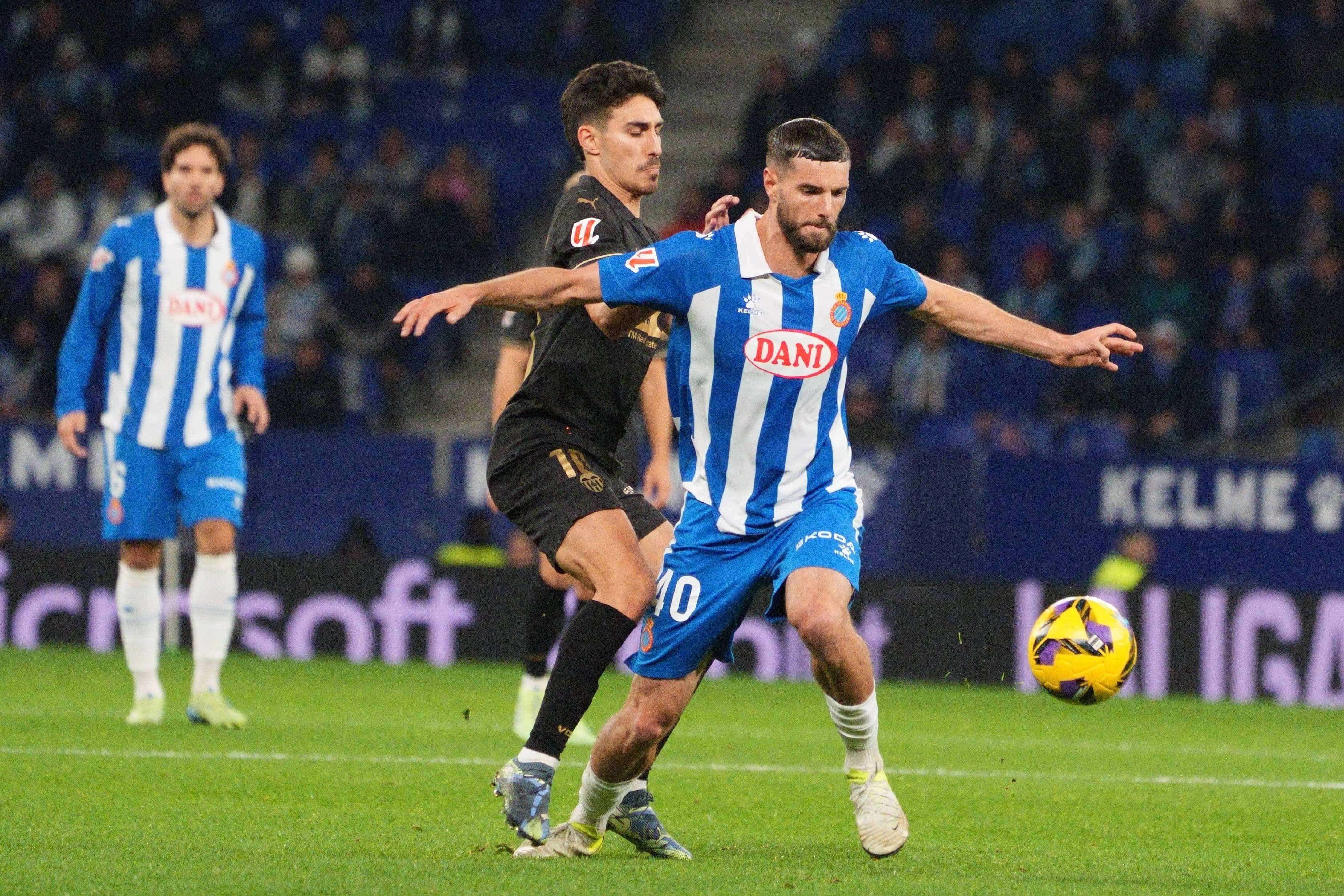 Justin Smith pelea un balón con André Almeida en el Espanyol-Valencia (Foto: Cordon Press).