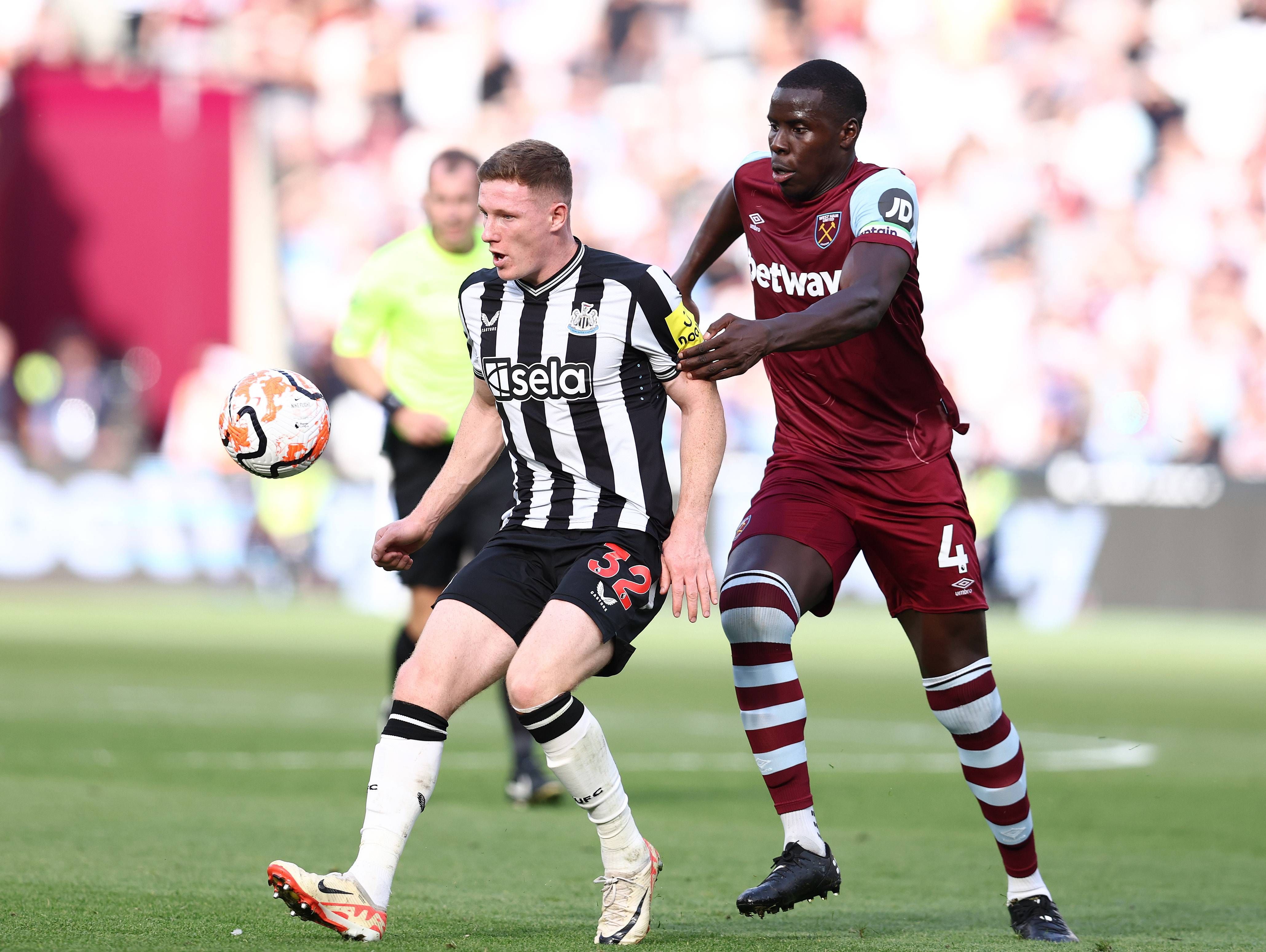 Kurt Zouma jugando contra el Newcastle en la Premier League (Cordon Press).