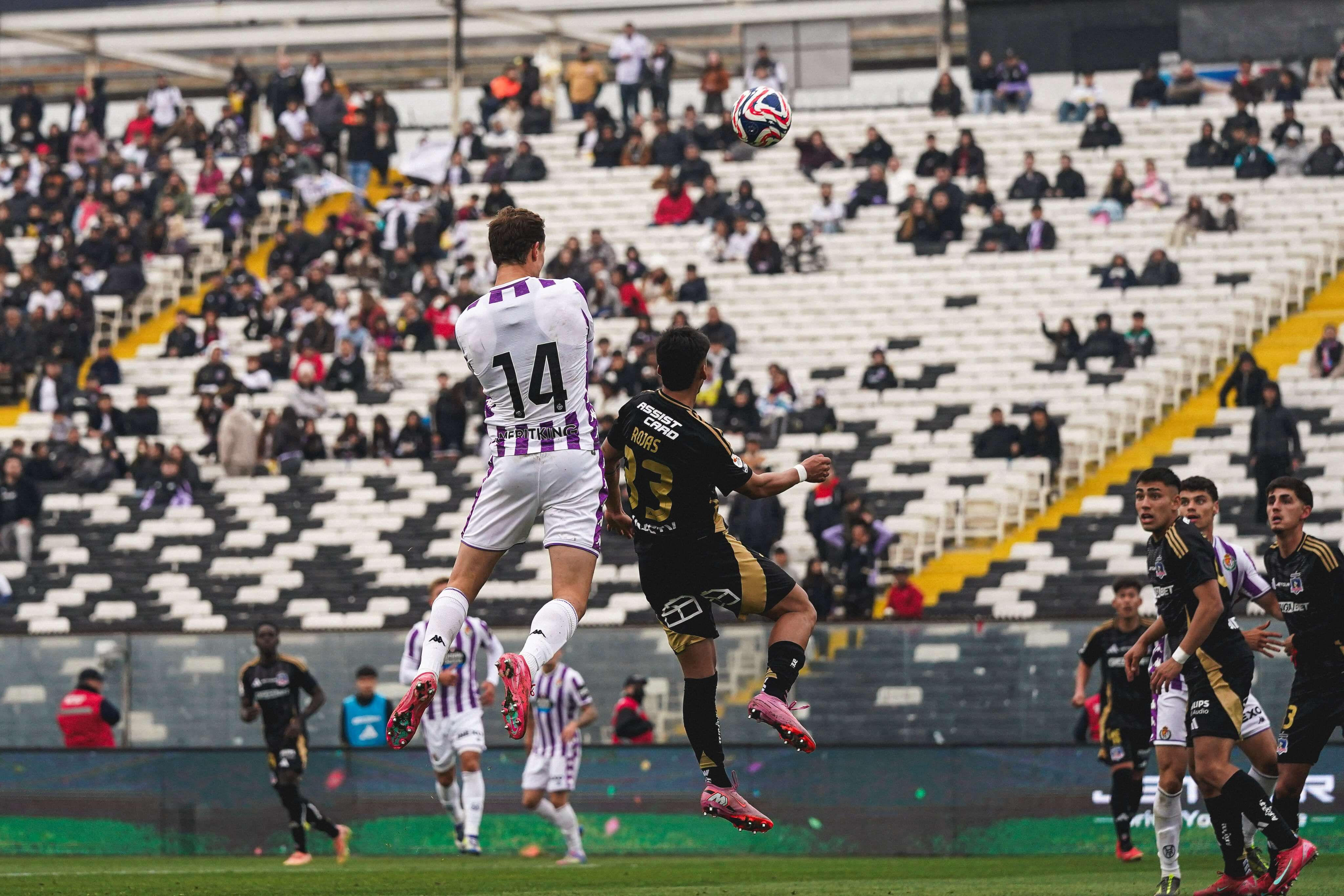Juanmi Latasa anota su gol en El Monumental.