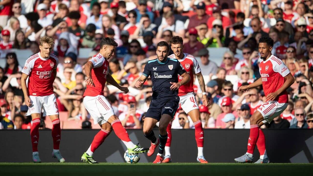  Lekue rodeado de rivales en pretemporada ante el Arsenal en el Emirates.