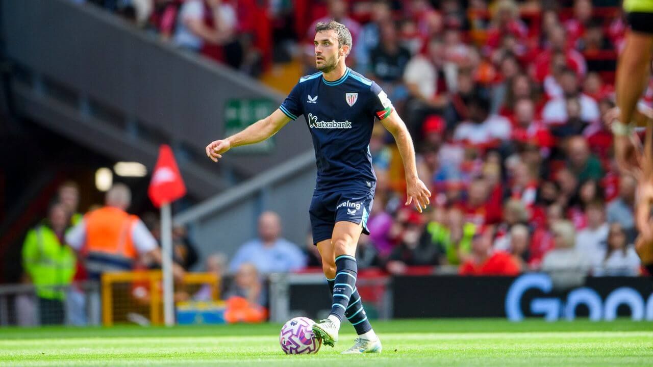 Iñigo Lekue, central en pretemporada ante el Liverpool en Anfield.
