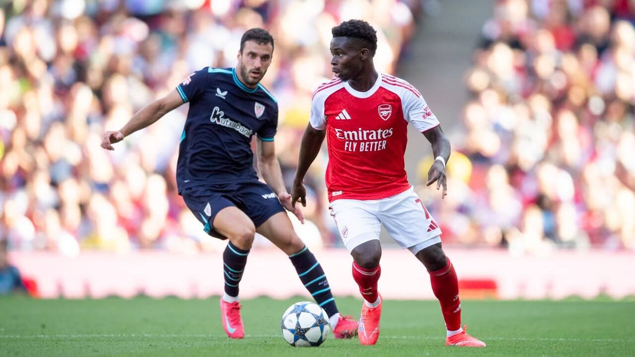 Iñigo Lekue ante Saka en la pretemporada ante el Arsenal en el Emirates.