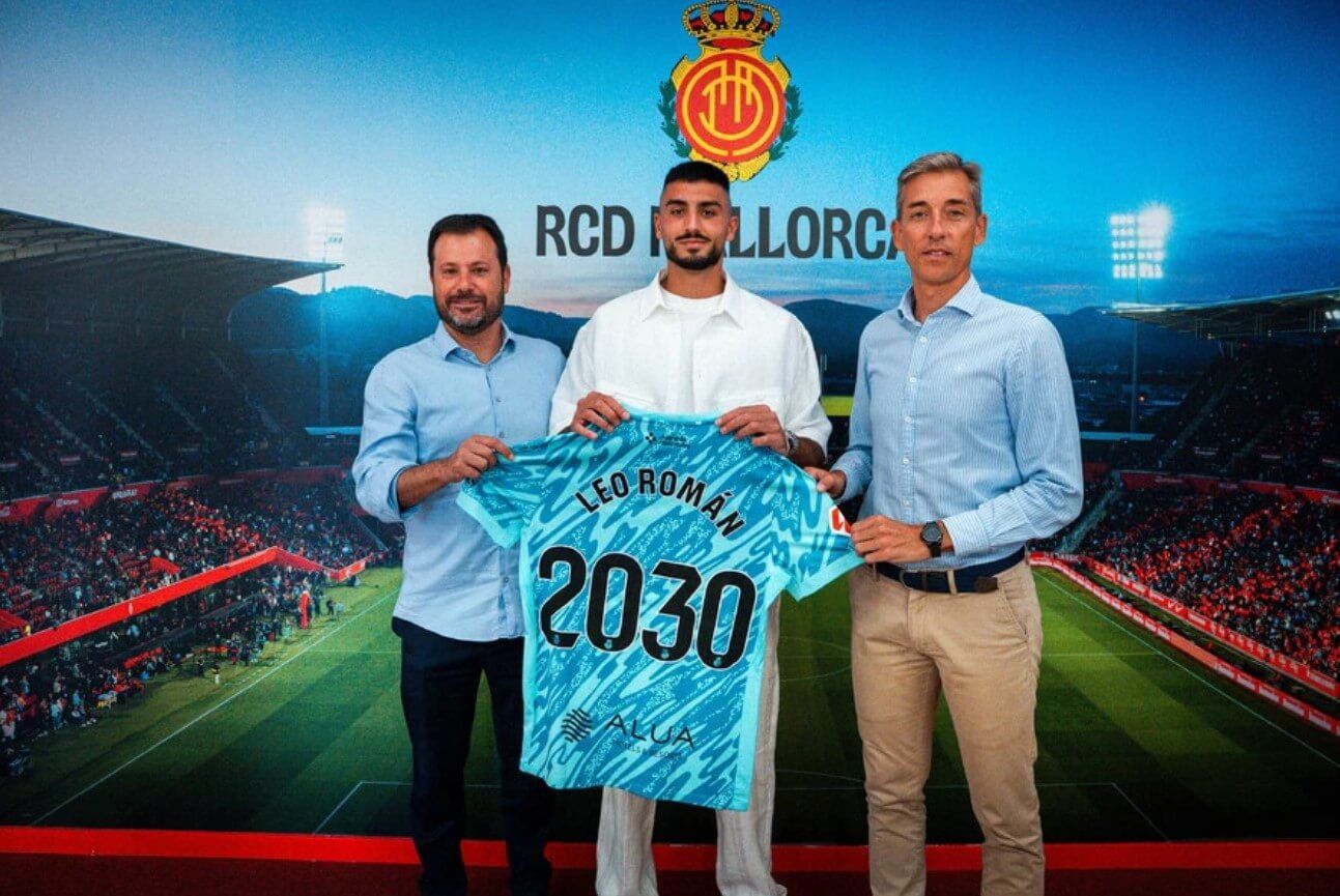 Leo Román, en el acto de su renovación por el Mallorca.