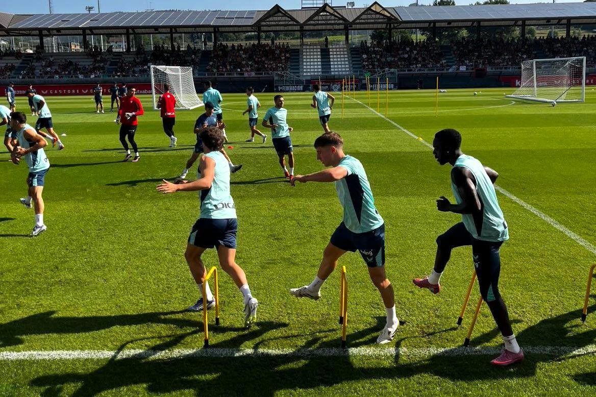  Entrenamiento del primer equipo con público este jueves bajo el calor de agosto en Lezama.