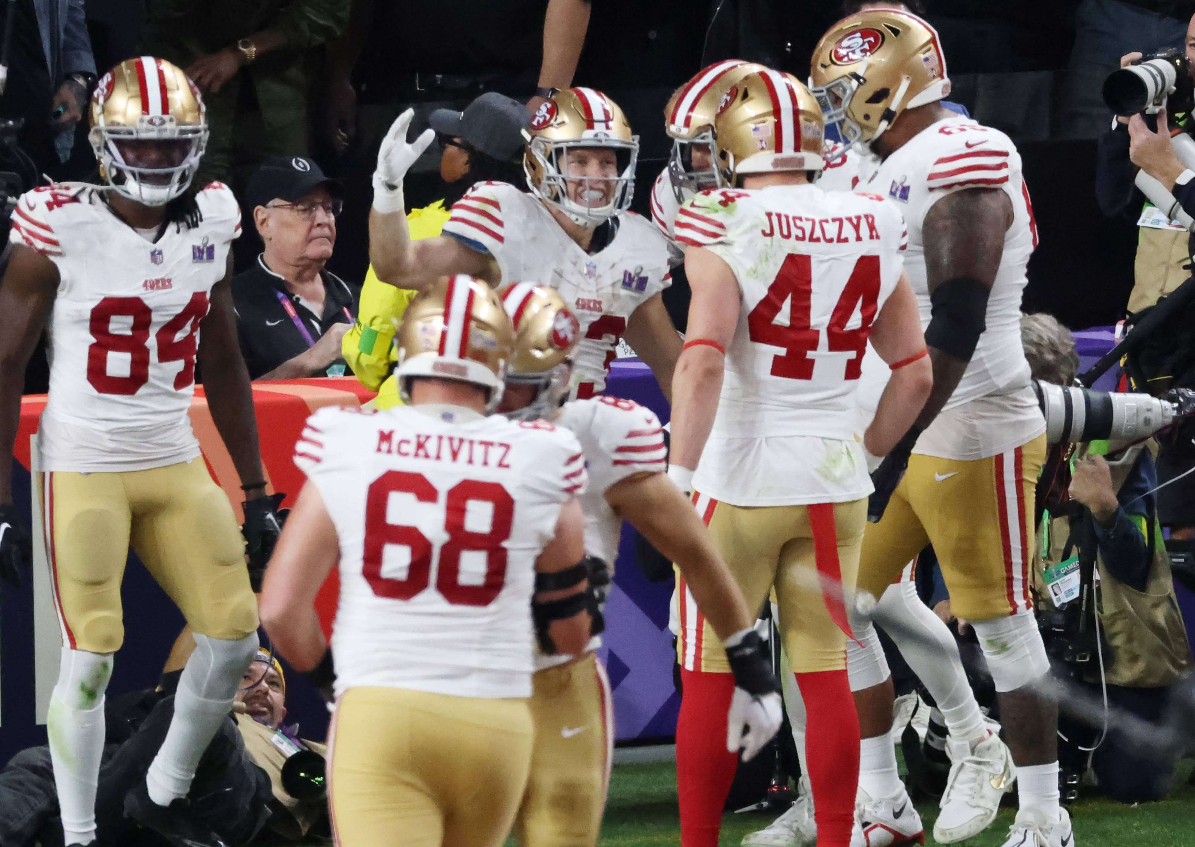  Los jugadores de San Francisco 49ers celebran una anotación durante la Super Bowl.