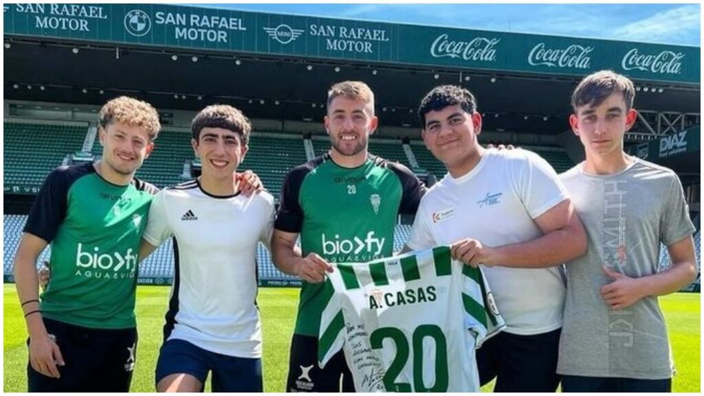  Los jugadores del Córdoba con 'Los Colgaos' (foto: CordobaCF).