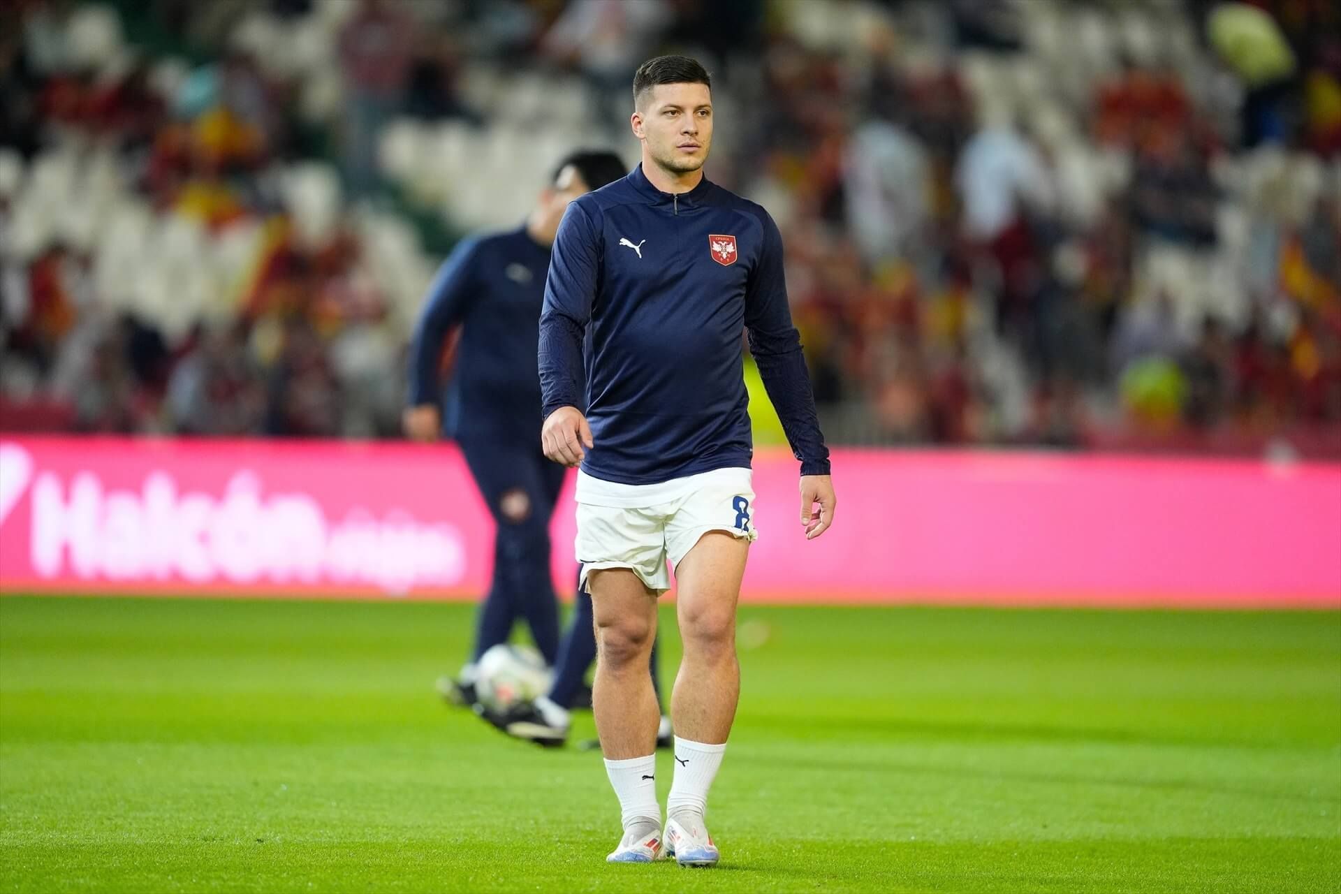  Luka Jovic calienta antes del España-Serbia en Córdoba.