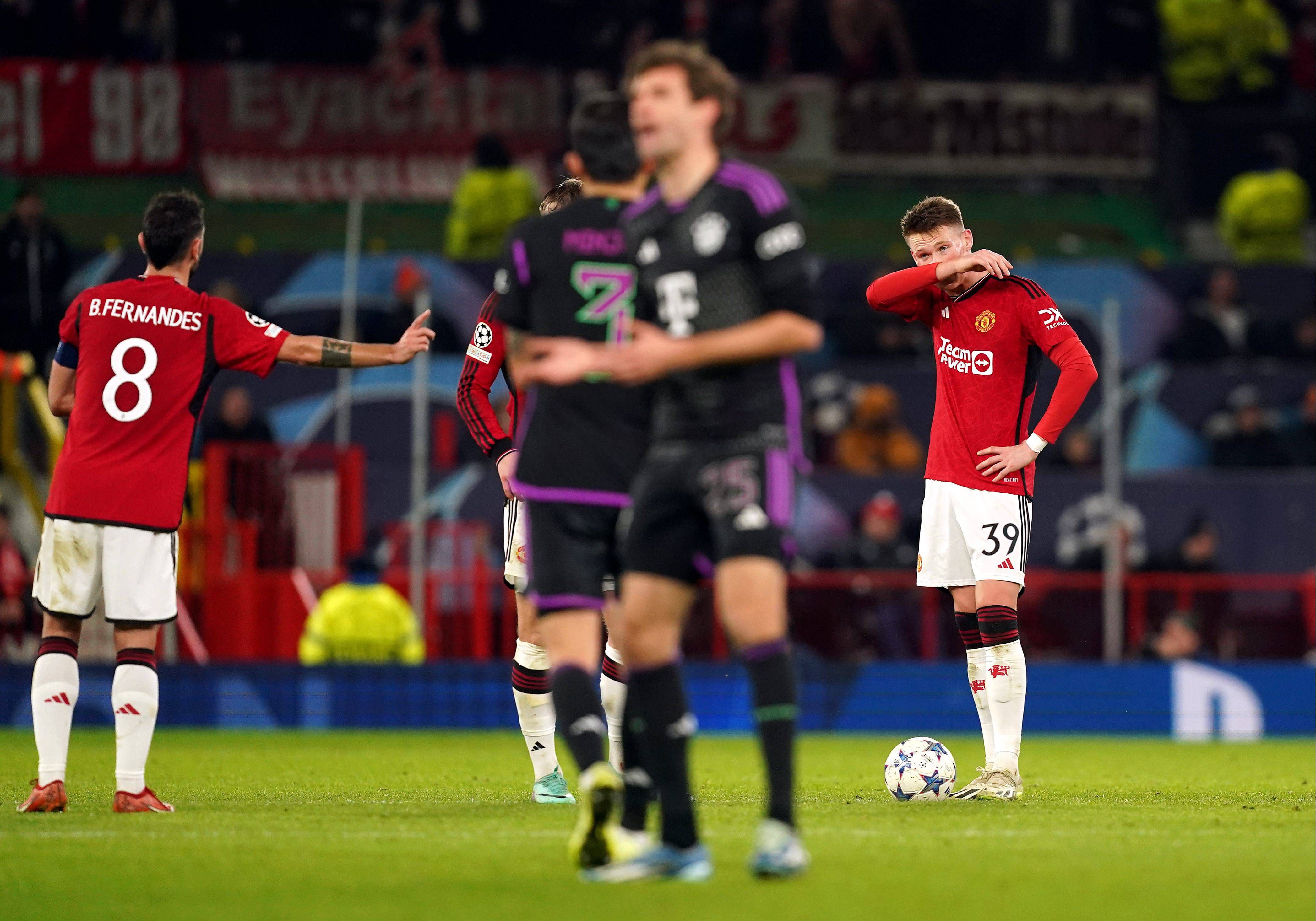  Los jugadores del Manchester United se lamentan tras caer ante el Bayern.