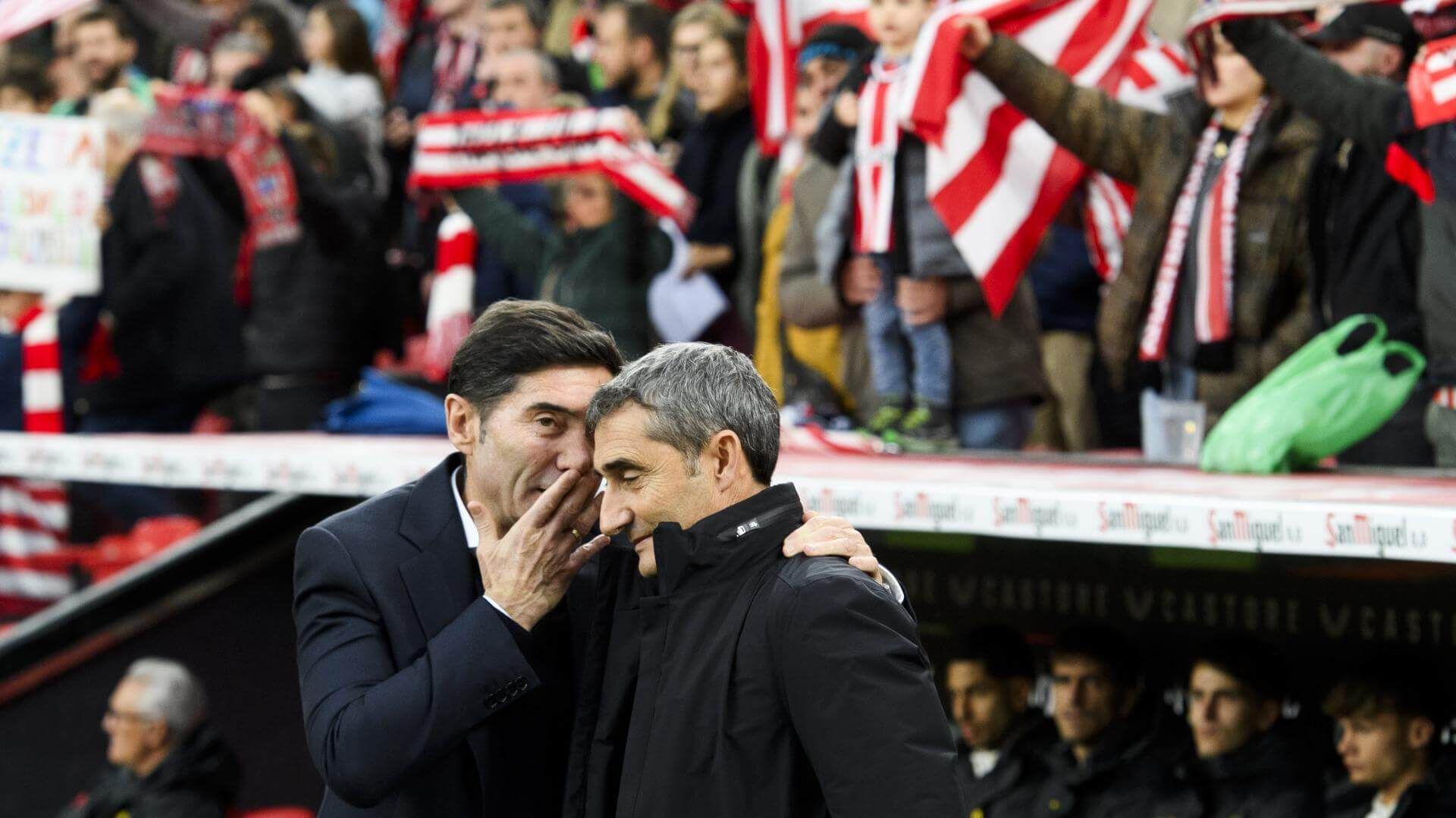 Marcelino y Ernesto Valverde charlan en San Mamés.