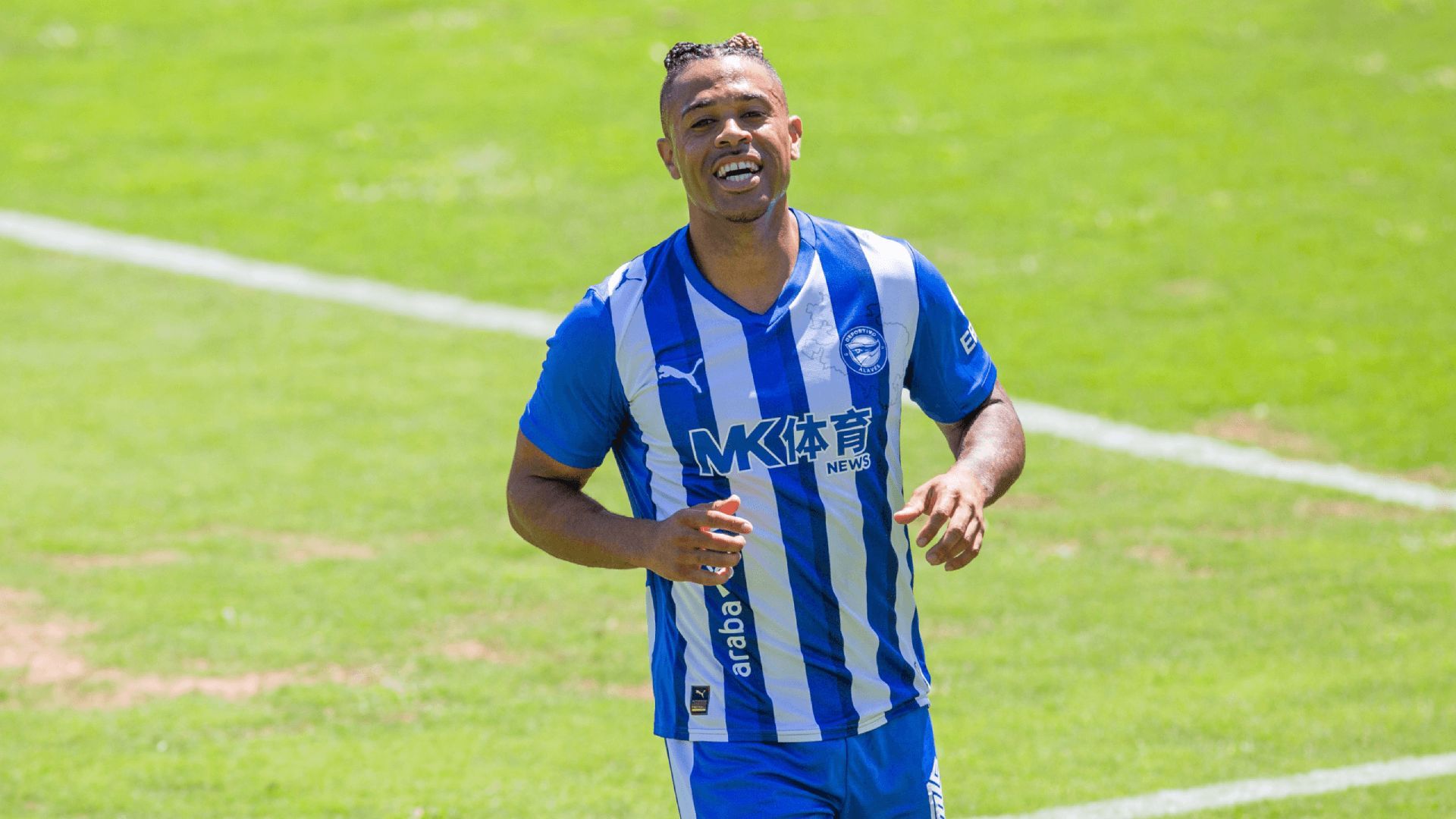 Mariano Díaz celebra un gol en pretemporada con el Deportivo Alavés.