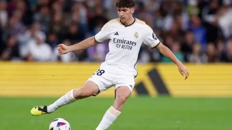 Mario Martín, futbolista del Real Madrid con el balón. Foto: Real Madrid CF