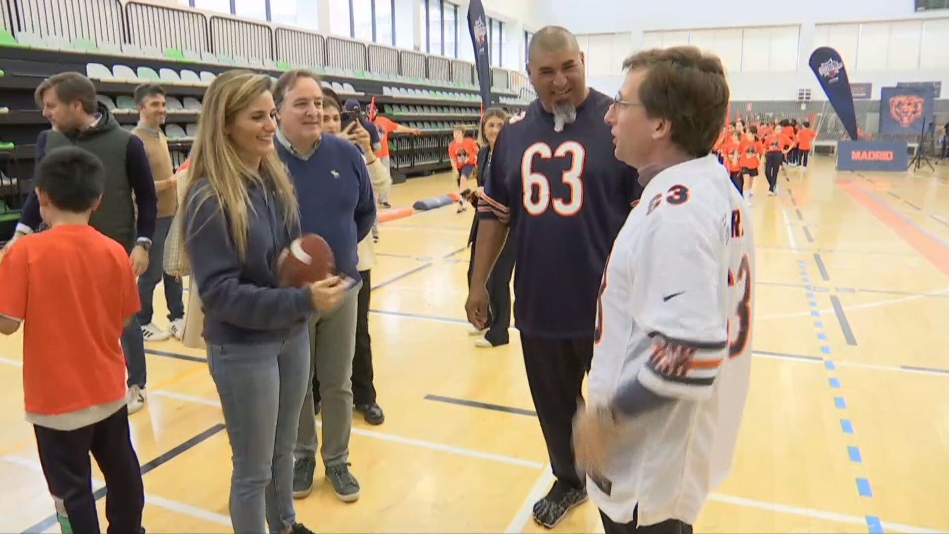  Martínez-Almeida en un evento de fútbol americano