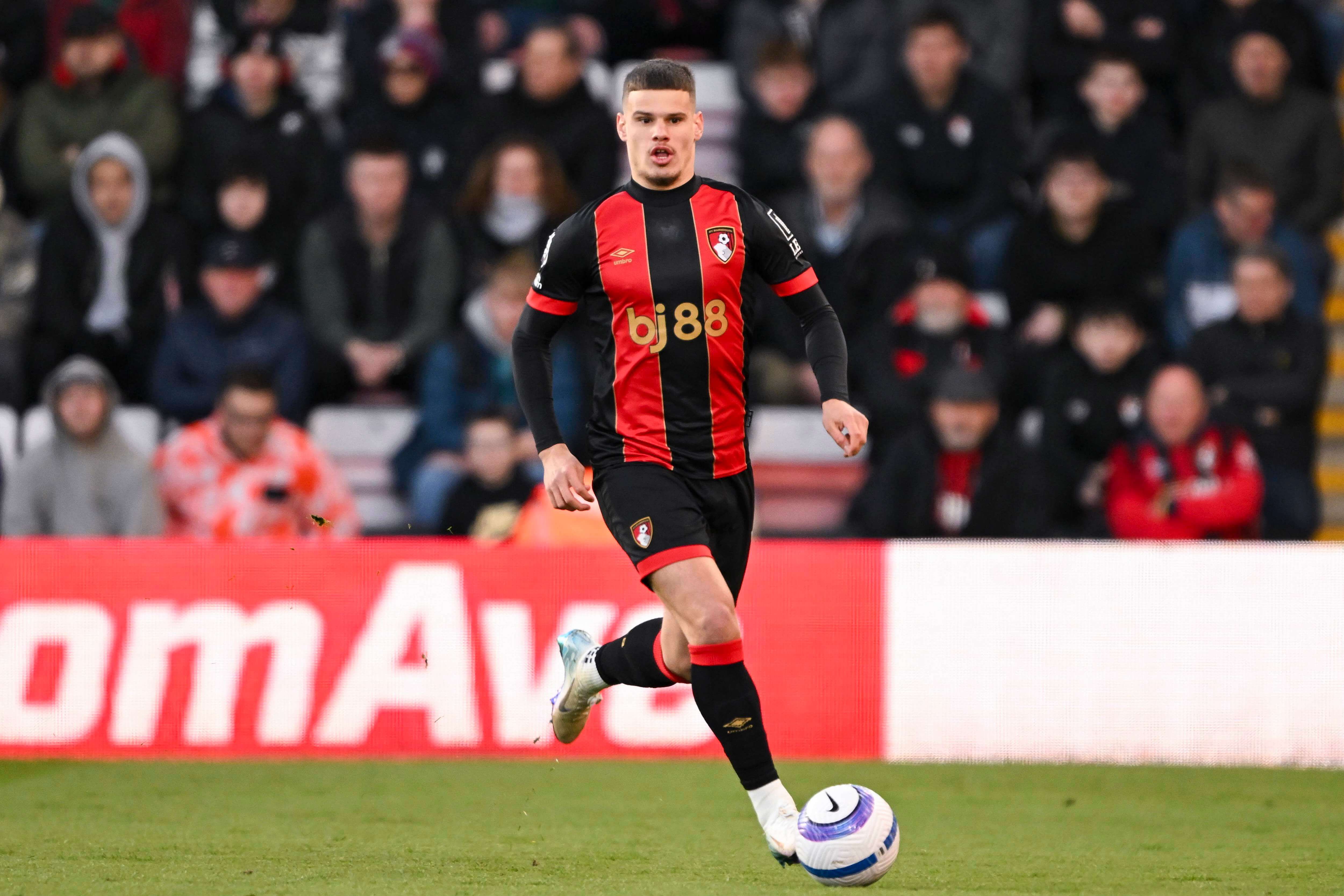 Milos Kerkez, en un partido aún con el Bournemouth.