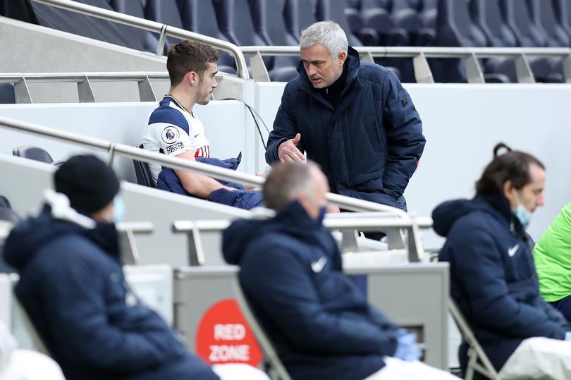  Mourinho habla con Harry Winks