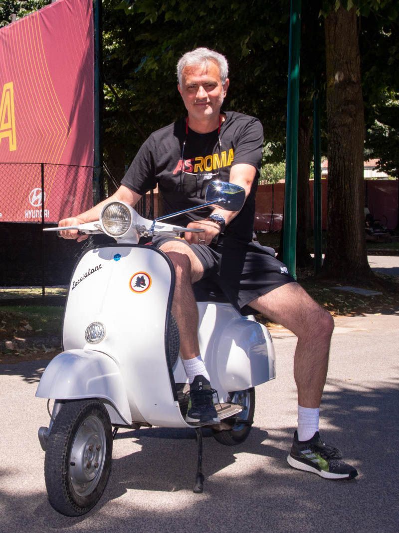 Mourinho posa con una Vespa en su primer entrenamiento con la Roma.